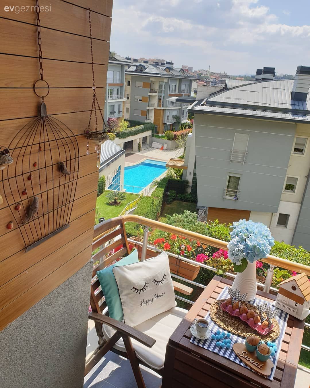 Balkon, Balkon masası, Sandalye, Çiçekler, Kırlent, Ev tekstili, Masa örtüsü, Balkon duvar dekorasyonu
