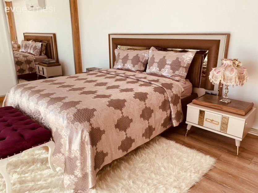 Kuşadası'ndaki Bu Müstakil Evde Duvarlar Az Pencereler Çok!