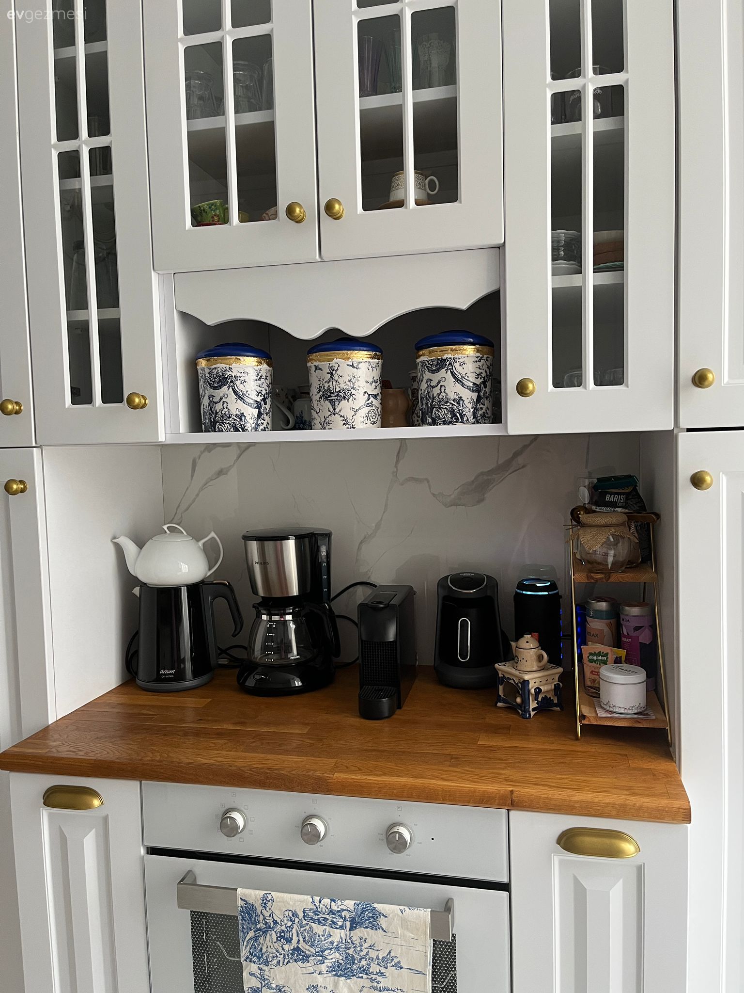 Kahve köşesi, Beyaz ve ahşap mutfak, Mutfak, Shaker kapaklı dolaplar, Mutfak aksesuarları, Beyaz, Ahşap mutfak tezgahı, Mutfak tezgahı