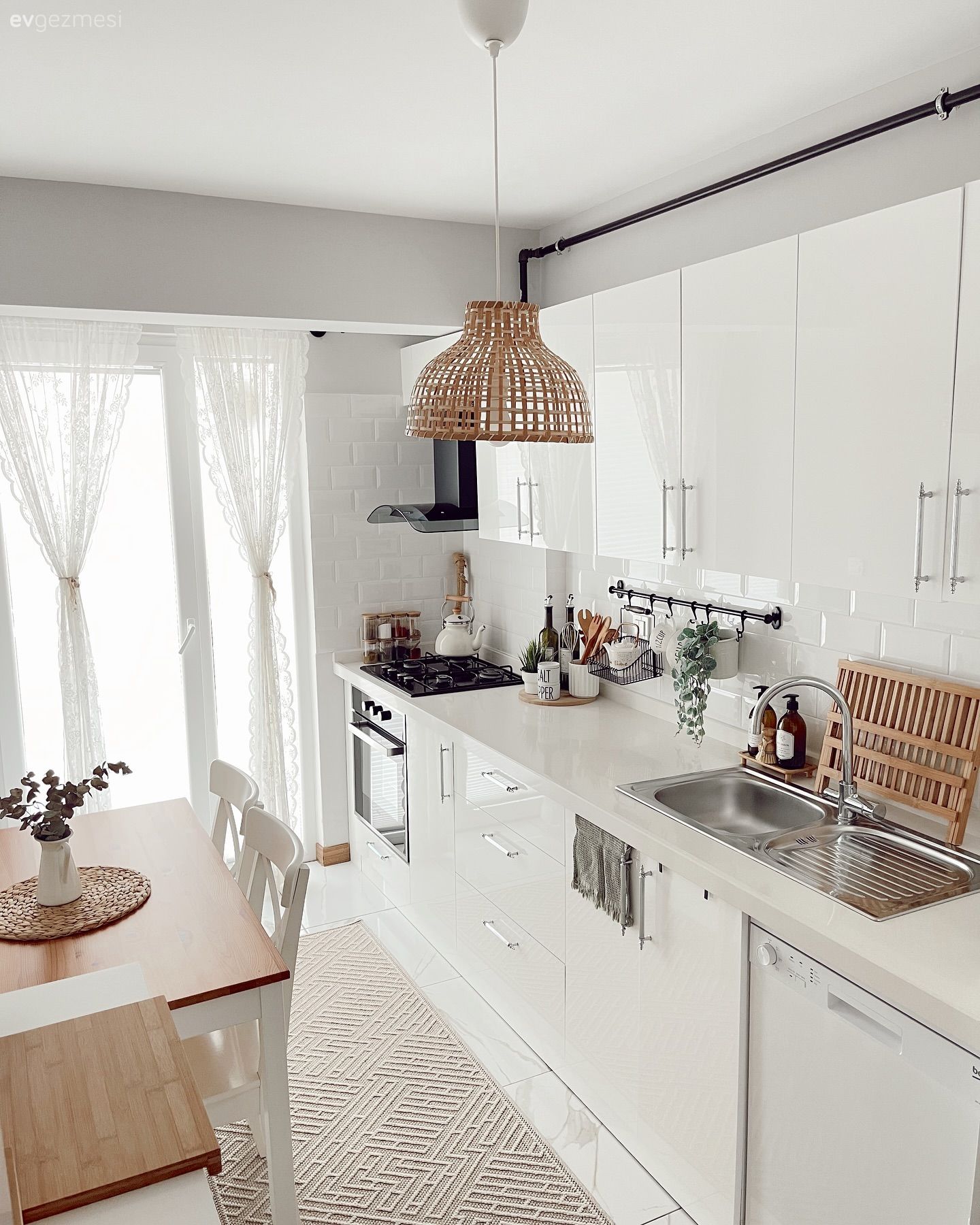 Mutfak, Beyaz, Beyaz ve ahşap mutfak, İskandinav, Metro seramik, Seramik, Mutfak masası, Sandalye, Davlumbaz, Mutfak halısı, Hasır avize, Siyah, Mutfak perdesi