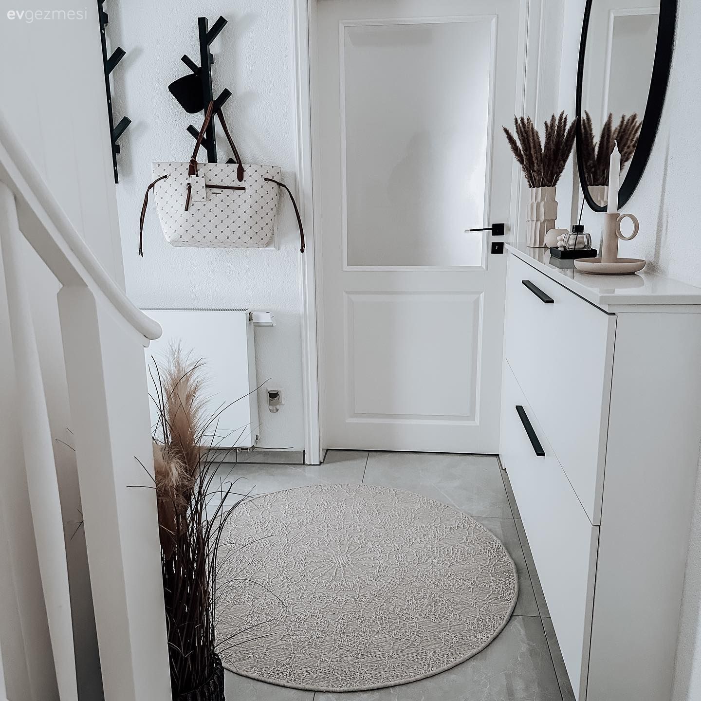 Bu Sofistike Evde Beyaz ve Siyah Dışındaki Renkler Pek Sevilmiyor!