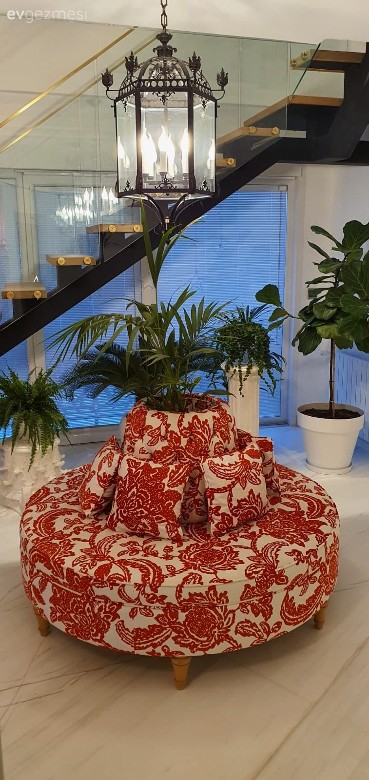 Kırmızıyı Seven Bu Deniz Manzaralı Evde Her Köşe Adeta Bir Sanat Eseri!