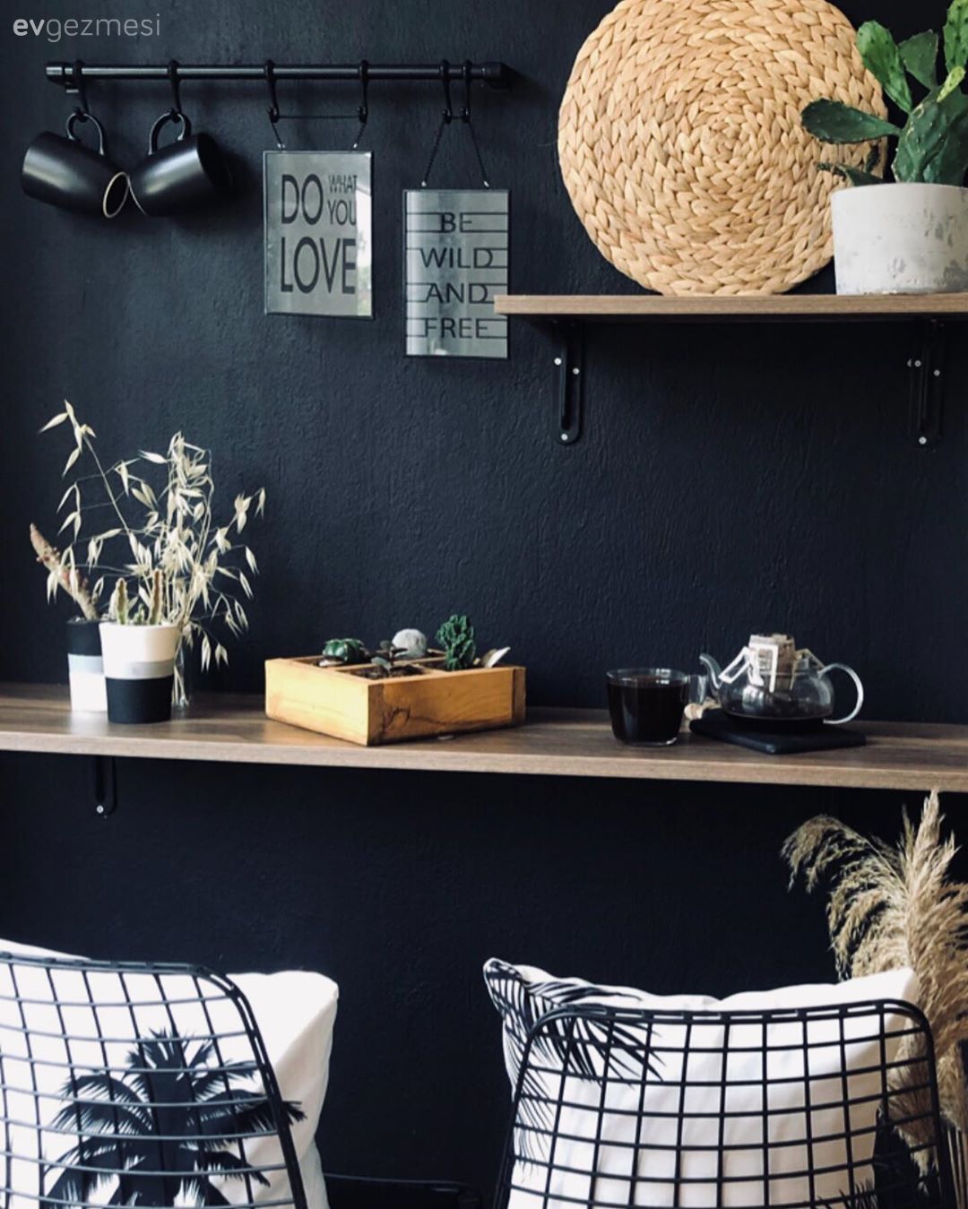 Gri duvar, Duvar rafı, Duvar dekorasyonu, Metal sandalye, Sandalye, Hasır, Ev bitkisi, Saksı, Jüt halı, Halı