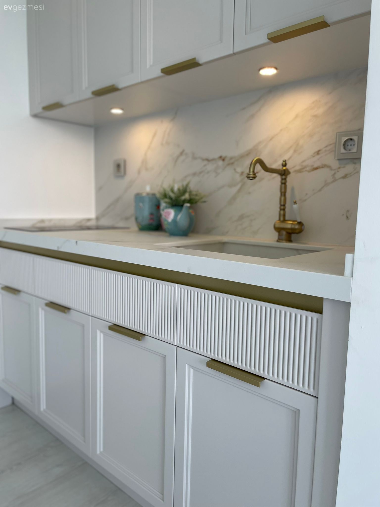 Bu Mutfak ve Banyo Küçük Alanlar İçin İyi Fikirler Veriyor