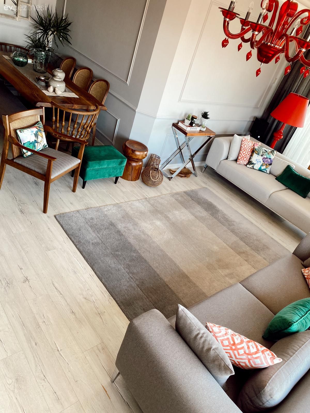 Salon, Bej, Krem, Kırmızı, Yeşil, Beyaz, Ahşap Mobilya, Kırlent, Ev tekstili, Halı, Salon halısı, Yemek masası, Sandalye, Puf, Duvar çıtalama, Fon perde, Perde