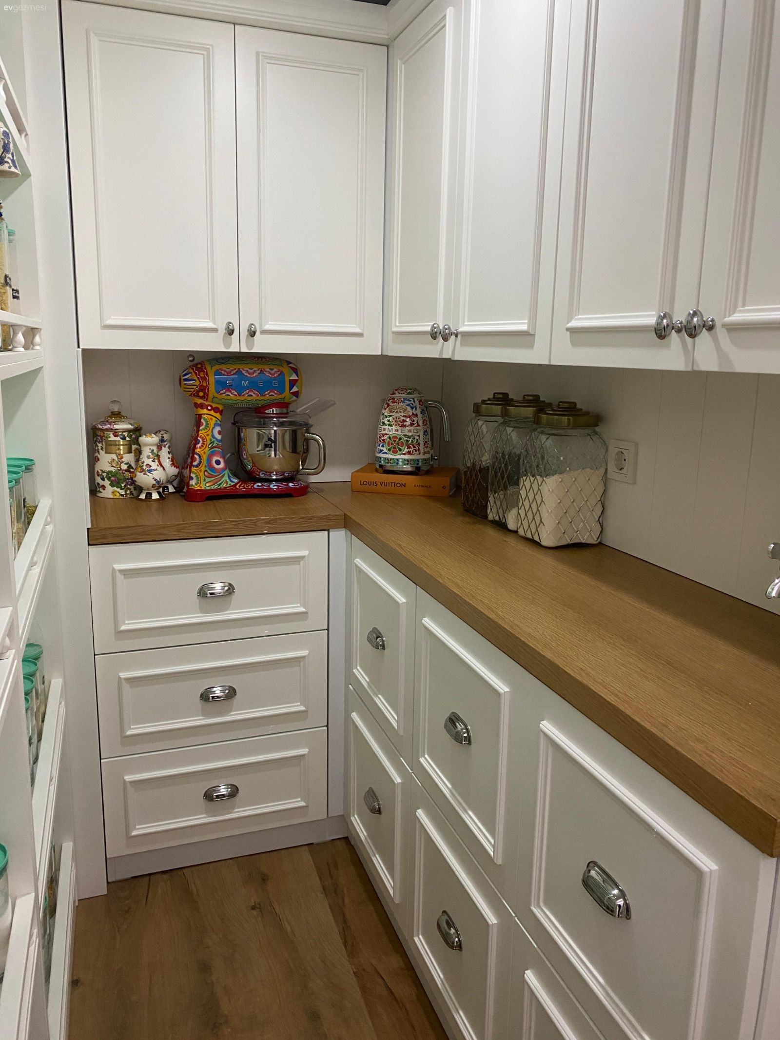 Kiler, Ahşap mutfak tezgahı, Mutfak tezgahı, Beyaz, Shaker kapaklı dolaplar, Mutfak