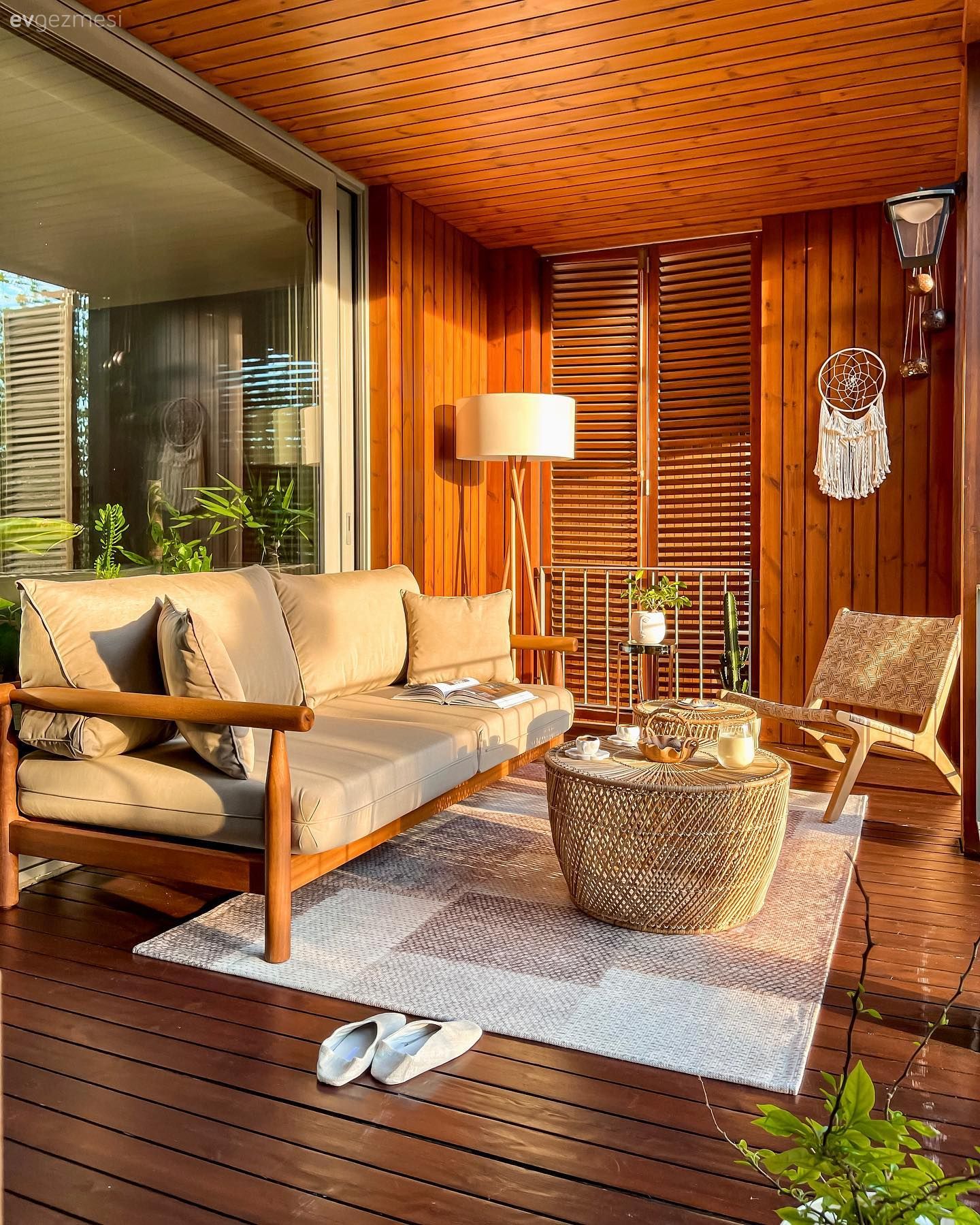 Balkon, Bohem Dekorasyon, Balkon oturma grubu, Krem, Bej, Beyaz, Hasır, Balkon halısı, Balkon masası, Sandalye, Rattan sandalye, Ahşap Mobilya