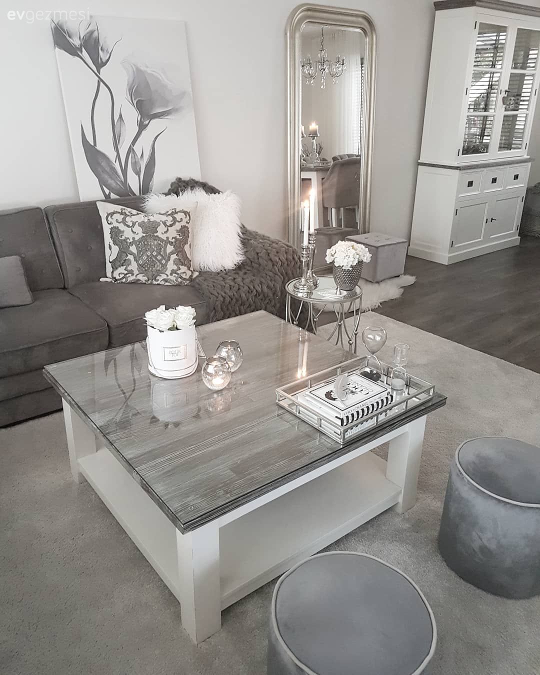 Salon, Gri, Beyaz, Modern, Köşe koltuk, Koltuk takımı, Orta sehpa, Sehpa, Sehpa üstü aksesuarı, Ev Aksesuar, Kırlent, Ev tekstili, Halı, Salon halısı, Tül perde, Perde, Vazo, Çiçekler, Yan sehpa, Boy aynası, Ayna, Şamdan, Puf, Vitrin, Tablo, Duvar dekorasyonu, Mum, Vizon