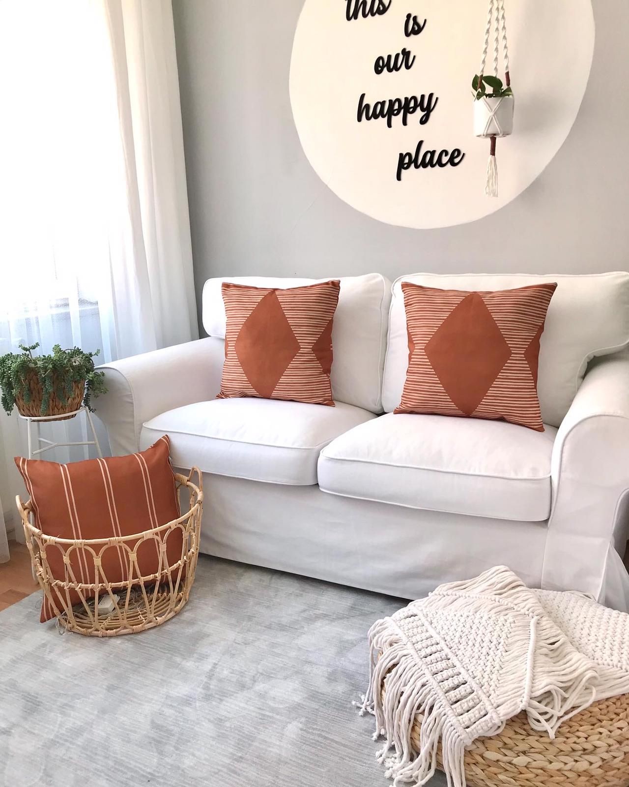 Oturma Odası, Beyaz, Turuncu, Koltuk takımı, Bohem Dekorasyon, Hasır sepet, Duvar dekorasyonu, Halı