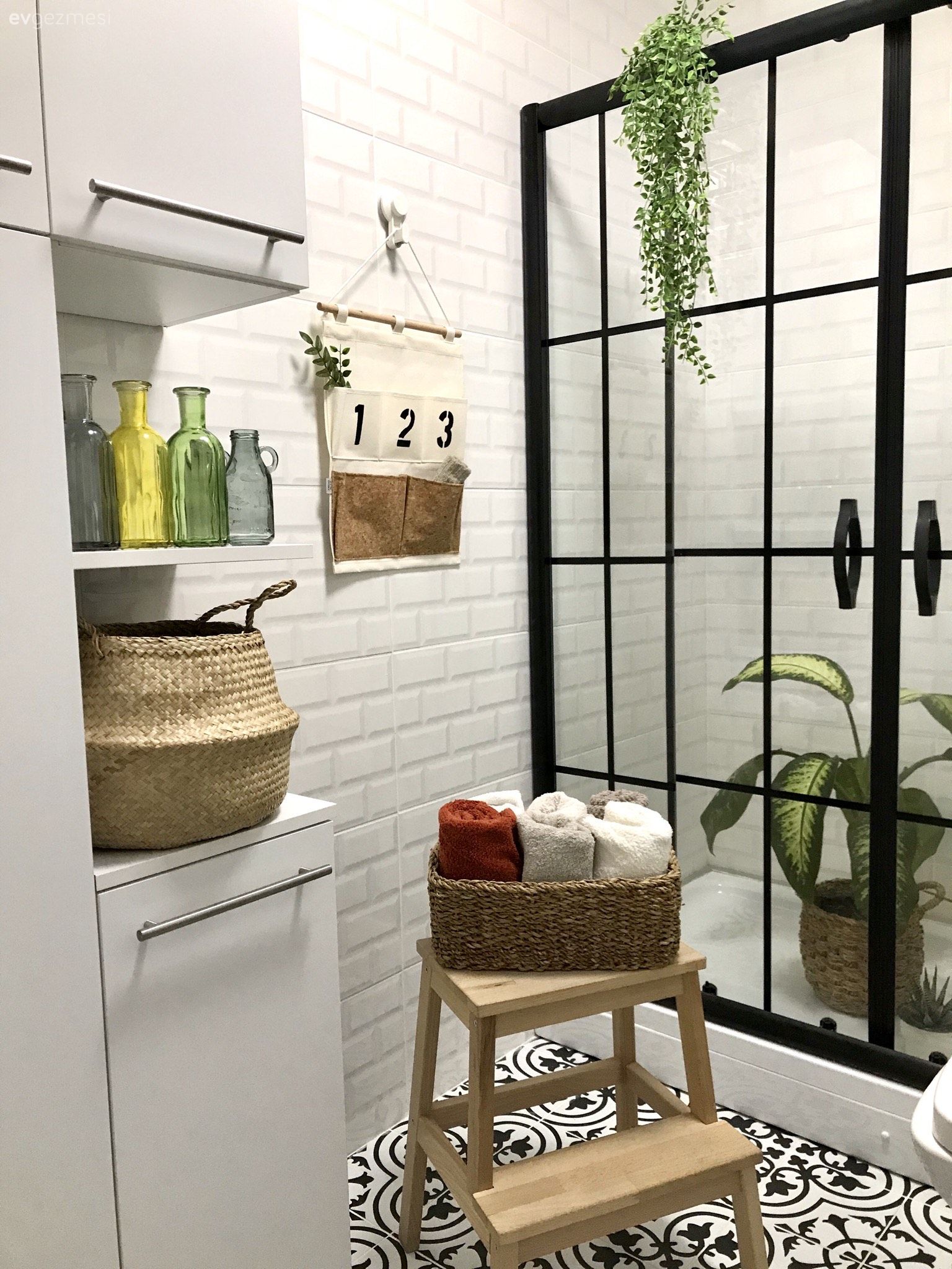 Banyo, Modern banyo, Beyaz, Siyah, Stencil, Mobilya boyama, Banyo seramikleri, Duşakabin, Ev bitkisi, Çiçeklik, Banyo aksesuarları, Hasır sepet
