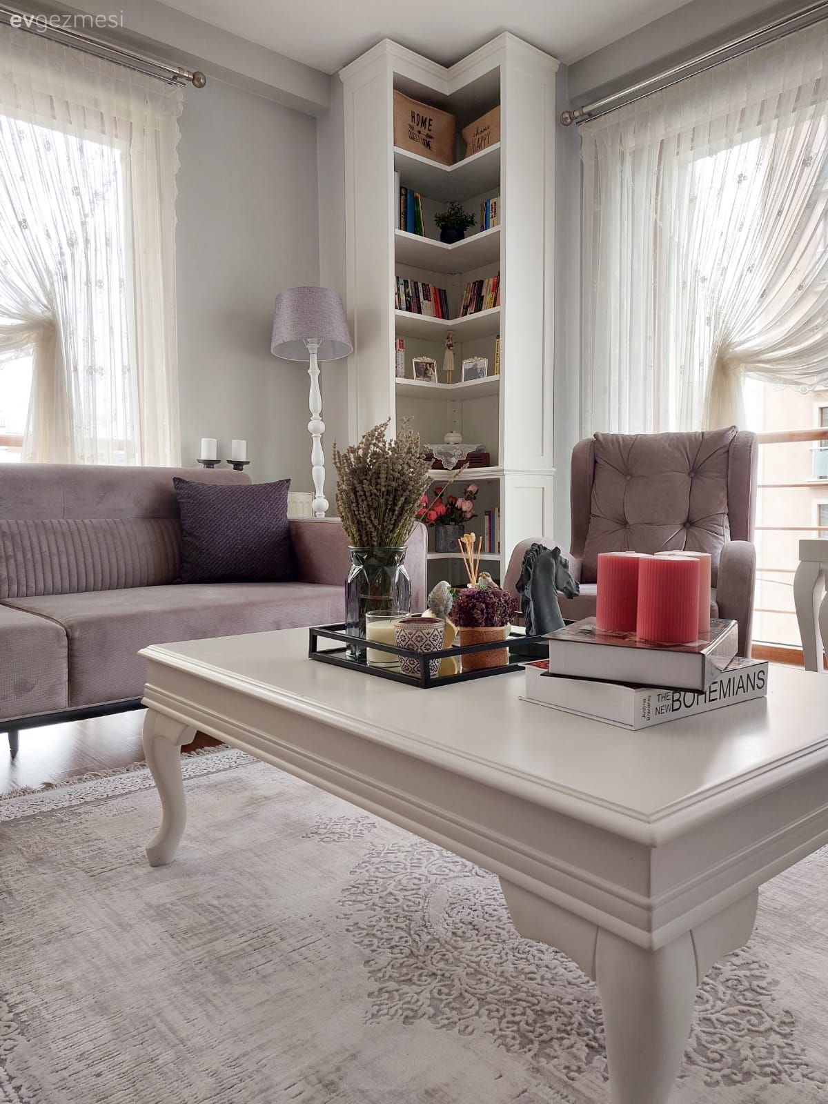 Salon, Krem, Bej, Vizon, Koltuk takımı, Berjer, Orta sehpa, Sehpa, Halı, Kitaplık