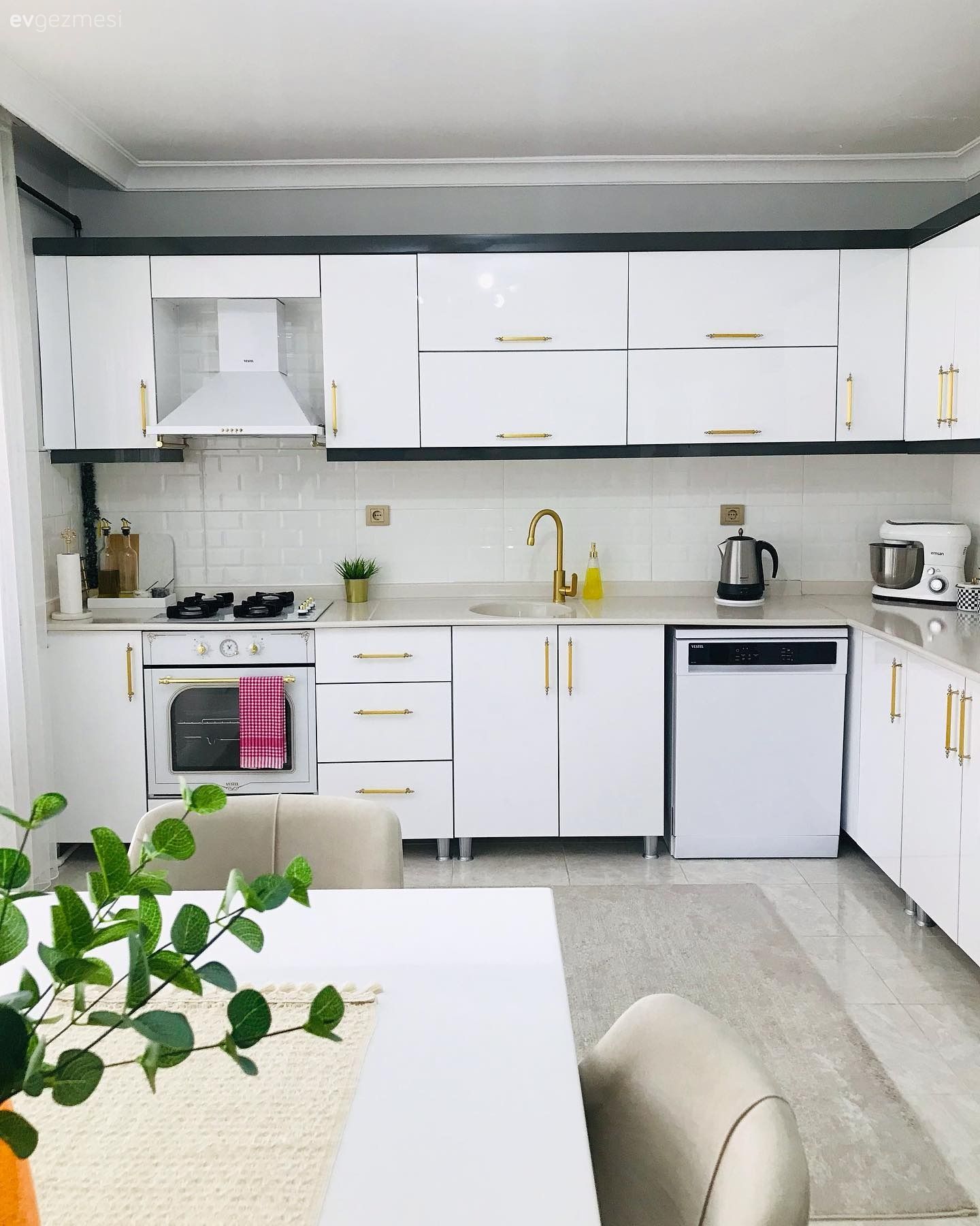 Bu Ankara Evinde Şıklığın Yolu Altın Yansımalarından Geçiyor