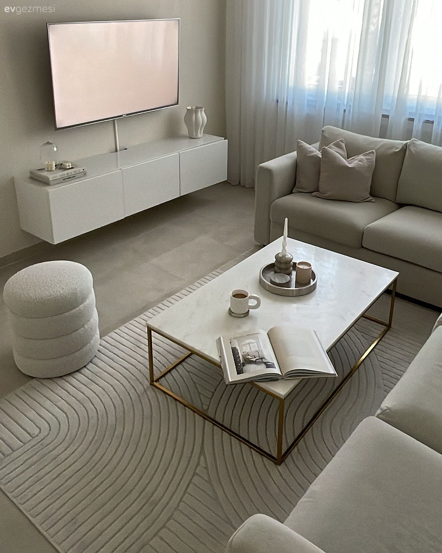 Salon, İskandinav, Beyaz, Krem, Bej, Koltuk takımı, Orta sehpa, Sehpa, Halı, Salon halısı, Tv ünitesi, Tv ünitesi aksesuarları, Ev Aksesuar, Puf, Dekoratif Objeler, Tül perde, Perde, Kırlent, Ev tekstili, Vazo