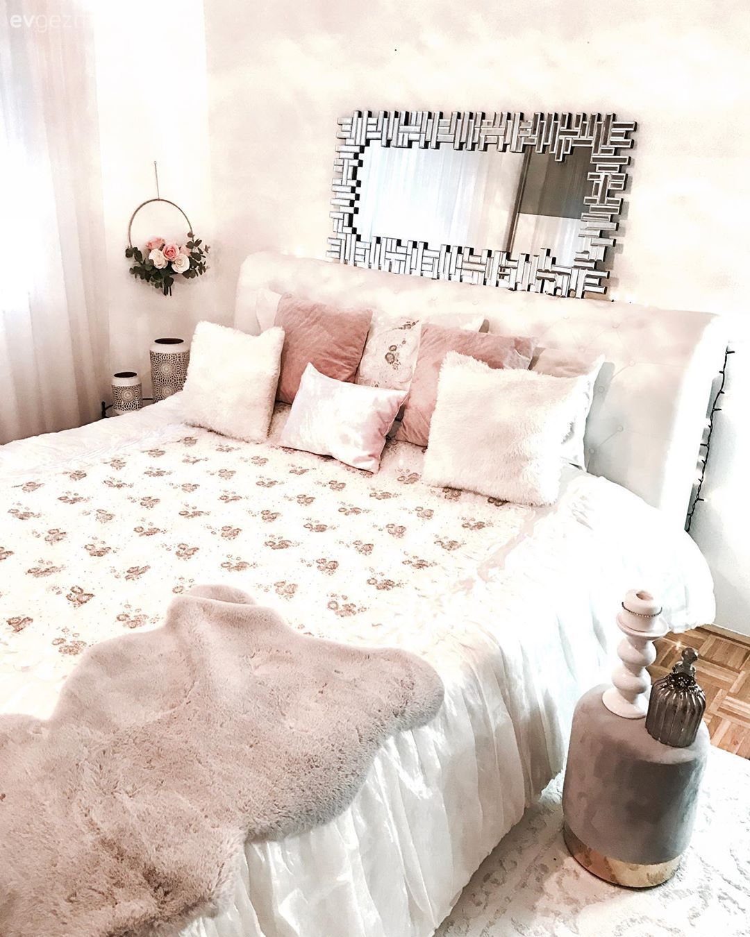 Sade Renklerin Hakim Olduğu Bu Evin Her Detayında Işıltı Var