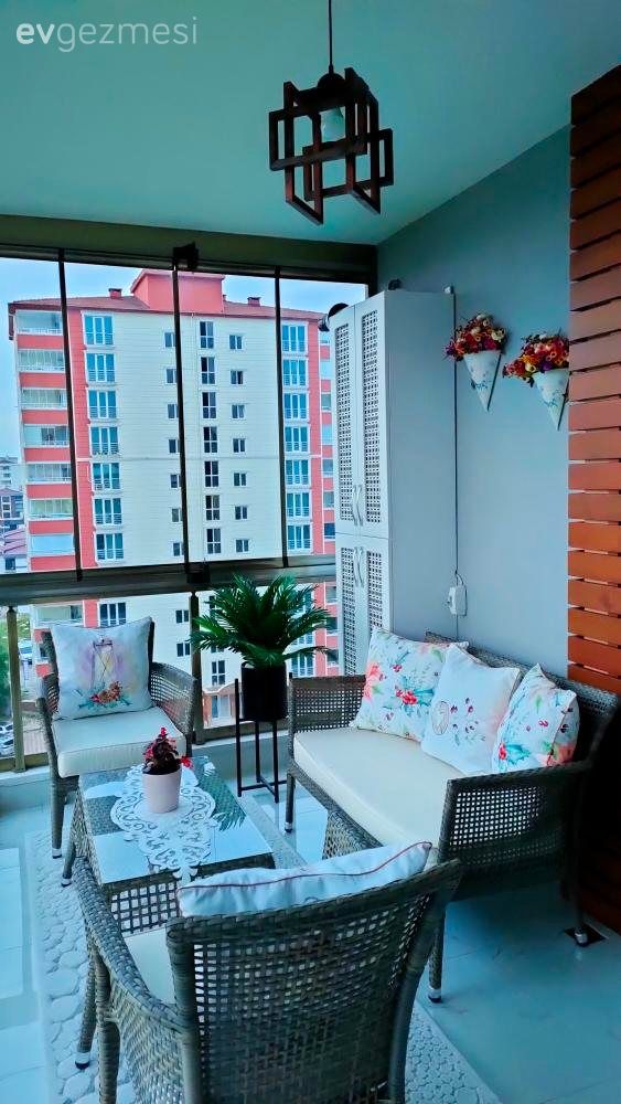 Balkon, Balkon oturma grubu, Kapalı balkon, Beyaz, Krem, Ev bitkisi, Saksı, Balkon avizesi