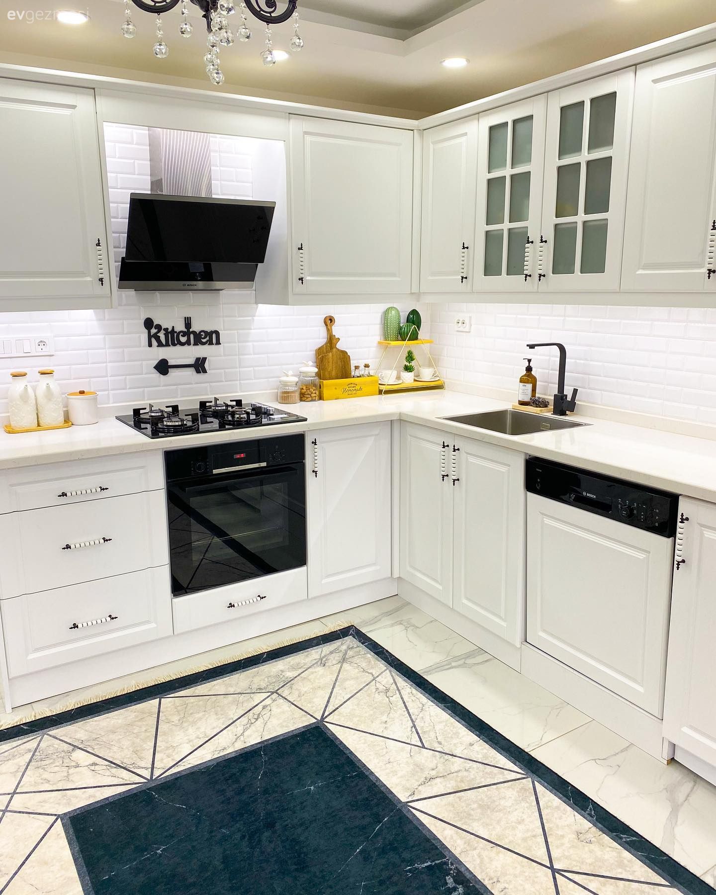 Ev Gezmesi: Beyaza Aşkını Fazlasıyla Belli Eden Mersin Mutfağı!