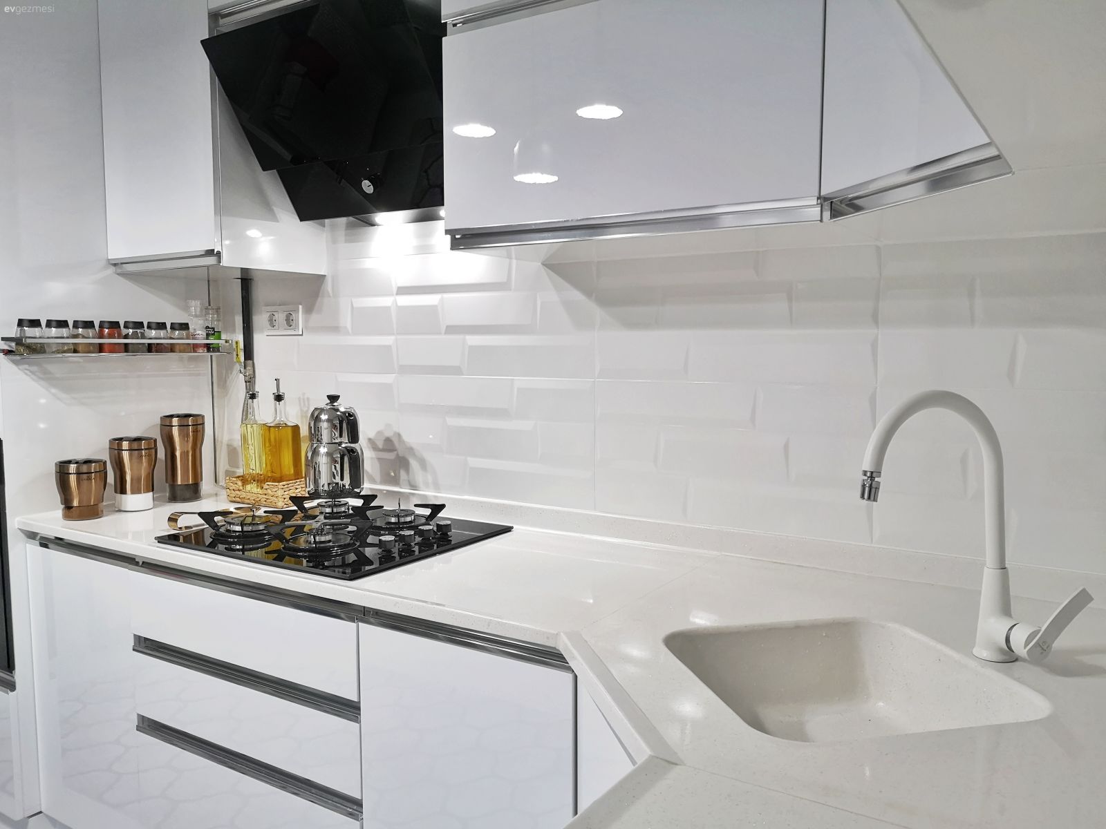 Mutfak, Beyaz mutfak, Mutfak tezgahı, Mutfak tezgah arası, Tezgah arası seramik, Davlumbaz, Metro seramik, Seramik