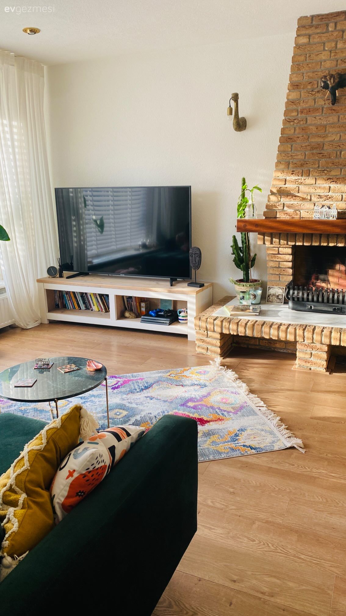 Bu Bahçeli Evin Karakterini Otantik Öğeler ve Canlı Pigmentler Belirlemiş!