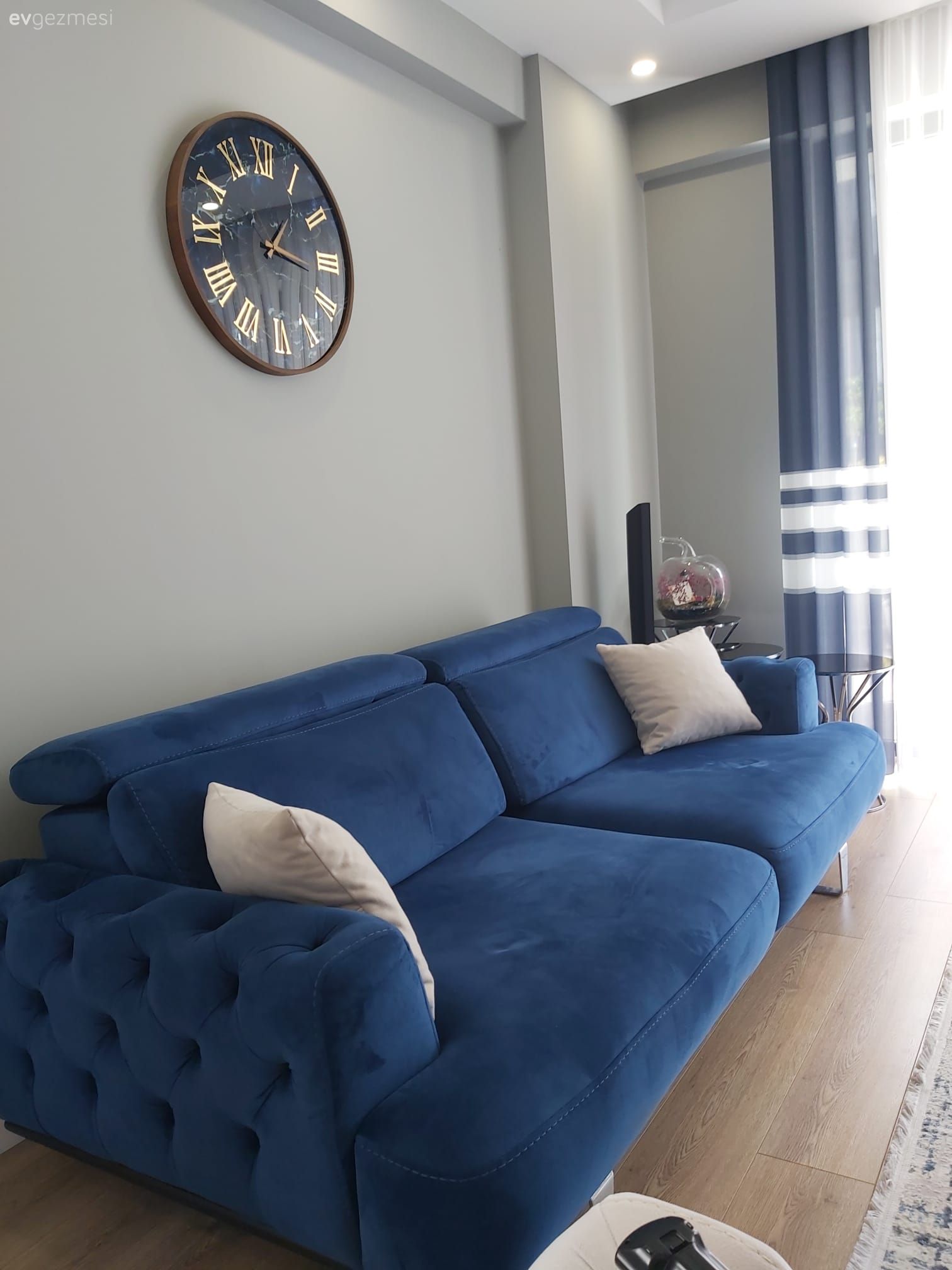 Gri duvar, Mavi, Beyaz, Fon perde, Perde, Duvar saati, Duvar dekorasyonu