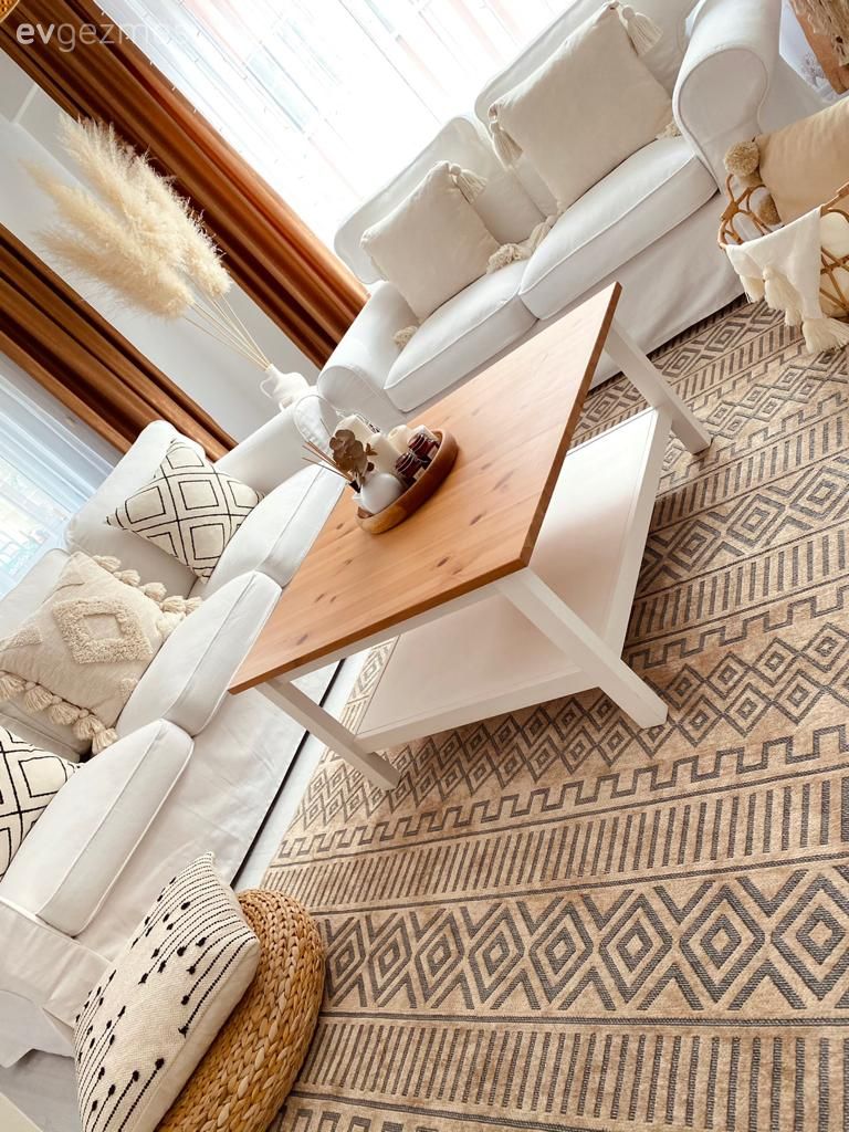 Salon, Bohem Dekorasyon, Beyaz, Turuncu, Ahşap Mobilya, Koltuk takımı, Fon perde, Perde, Tül perde, Hasır, Kırlent, Ev tekstili, Geometrik desen, Desenler, Orta sehpa, Sehpa, Kilim, Halı, Hasır puf, Bej, Krem, Kahverengi, Pampas otu