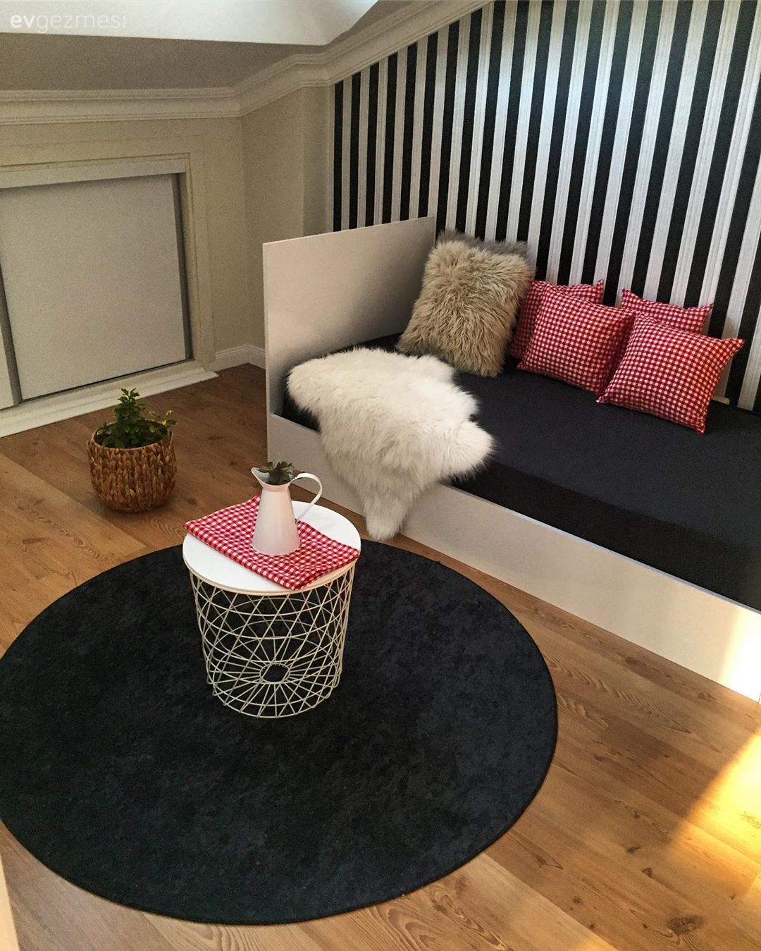 Oturma Odası, Siyah, Beyaz, Pembe, Çizgili duvar kağıdı, Kırlent, Ev tekstili, Dubleks evler, Orta sehpa, Sehpa, Metal ayaklı sehpa, Yuvarlak halı, Halı, Sedir