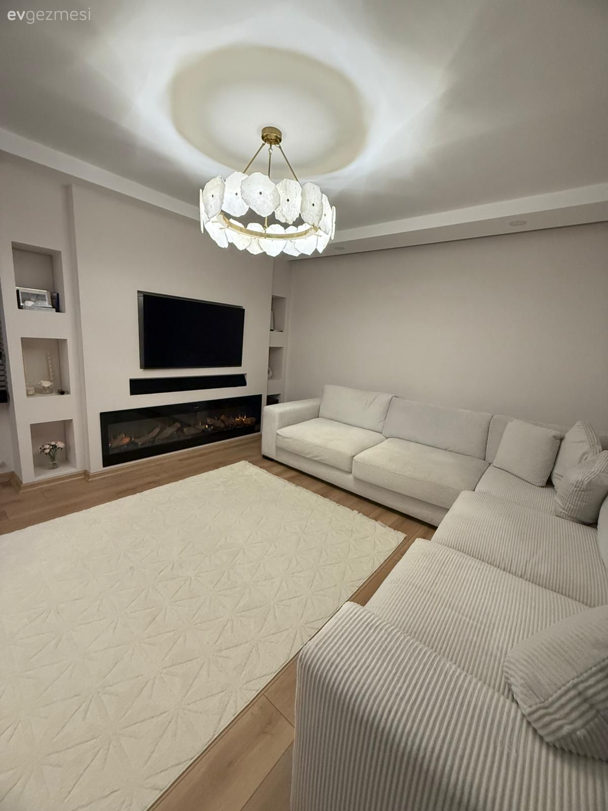 Penceresi Bol Bu Evde Sadelik ve Işıltıya Eşit Oranda Yer Var