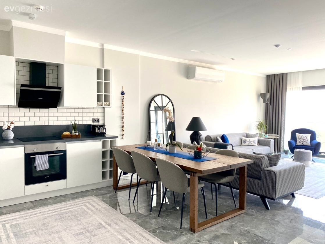 Salon, Modern, Gri, Beyaz, Parlament mavisi, Koltuk takımı, Berjer, Puf, Kırlent, Ev tekstili, Siyah, Halı, Salon halısı, Fon perde, Perde, Tül perde, Lambader, Aydınlatma, Ahşap Mobilya, Sandalye, Abajur, Siyah tezgah, Mutfak tezgahı, Metro seramik, Seramik, Amerikan Mutfak, Mutfak, Beyaz mutfak, Davlumbaz