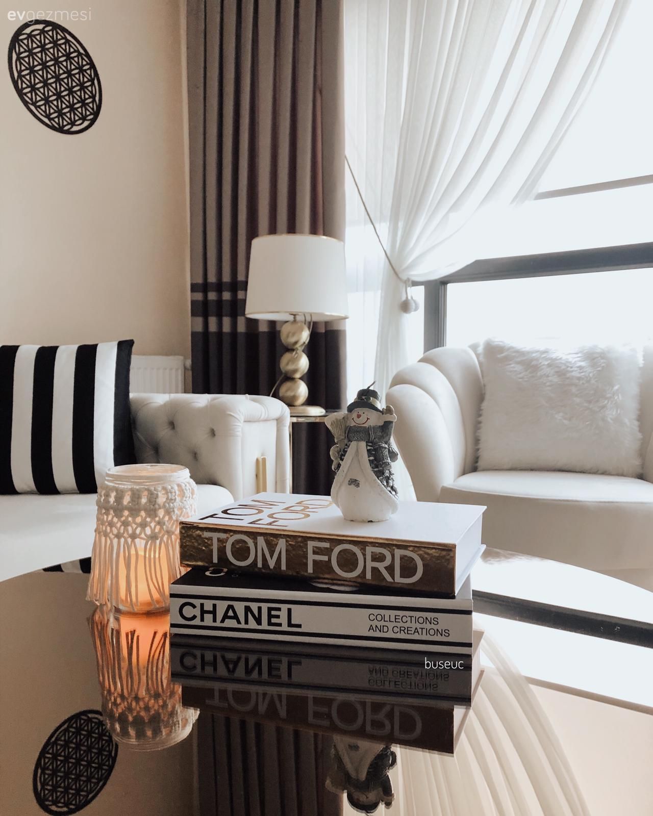 Beyaz koltuk, Gri, Beyaz, Siyah, Fon perde, Perde, Tül perde, Berjer, Koltuk takımı, Abajur, Aydınlatma, Orta sehpa, Sehpa, Sehpa üstü aksesuarı, Ev Aksesuar, Kırlent, Ev tekstili