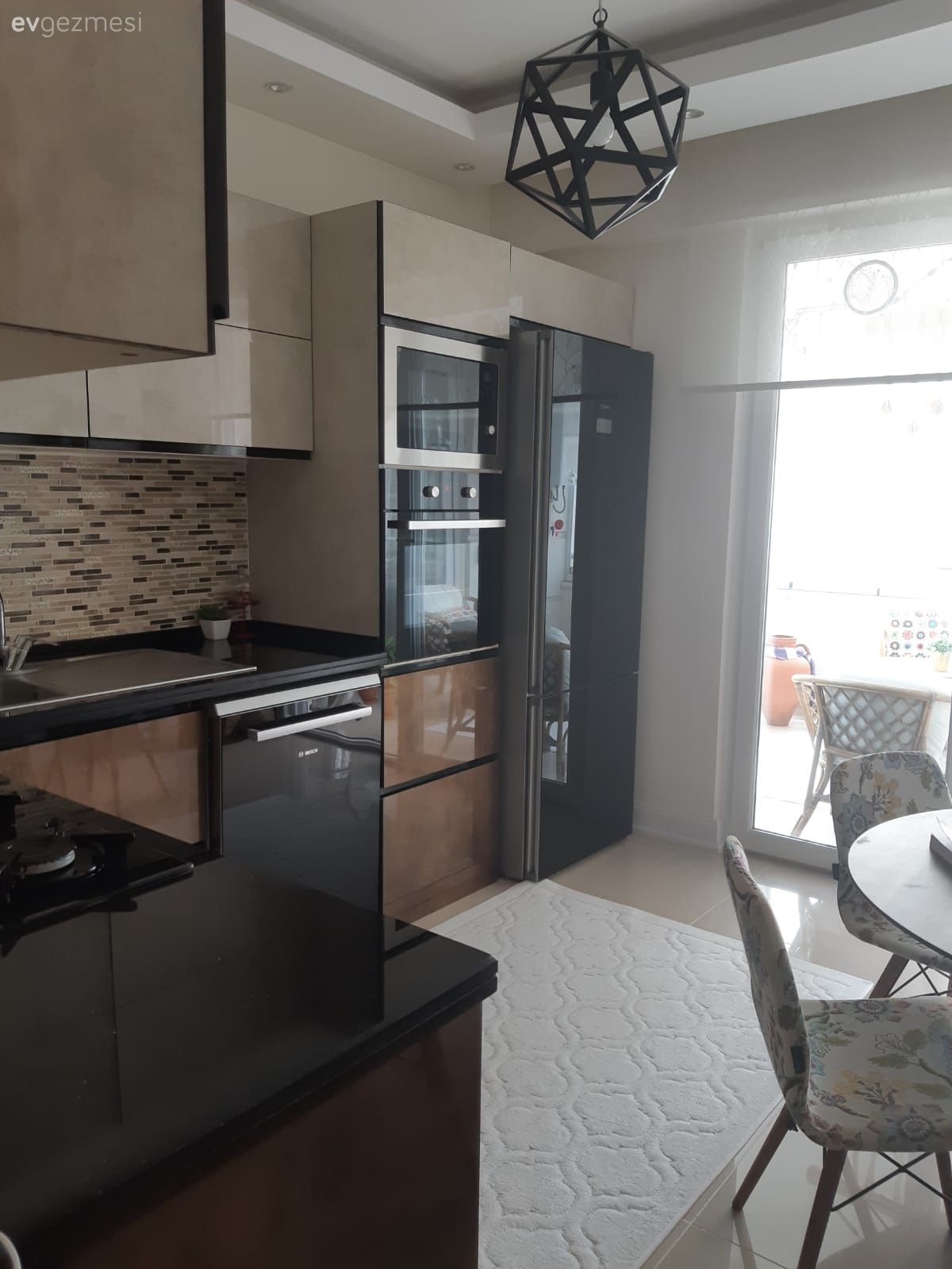 Mutfak, Kahverengi, Siyah, Bej, Kulpsuz mutfak dolabı, Modern mutfak, Mutfak tezgahı, Mutfak tezgah arası, Tezgah arası seramik, Ankastre, Mutfak halısı, Mutfak masası, Sandalye, Mutfak Avize Modelleri, Stor perde