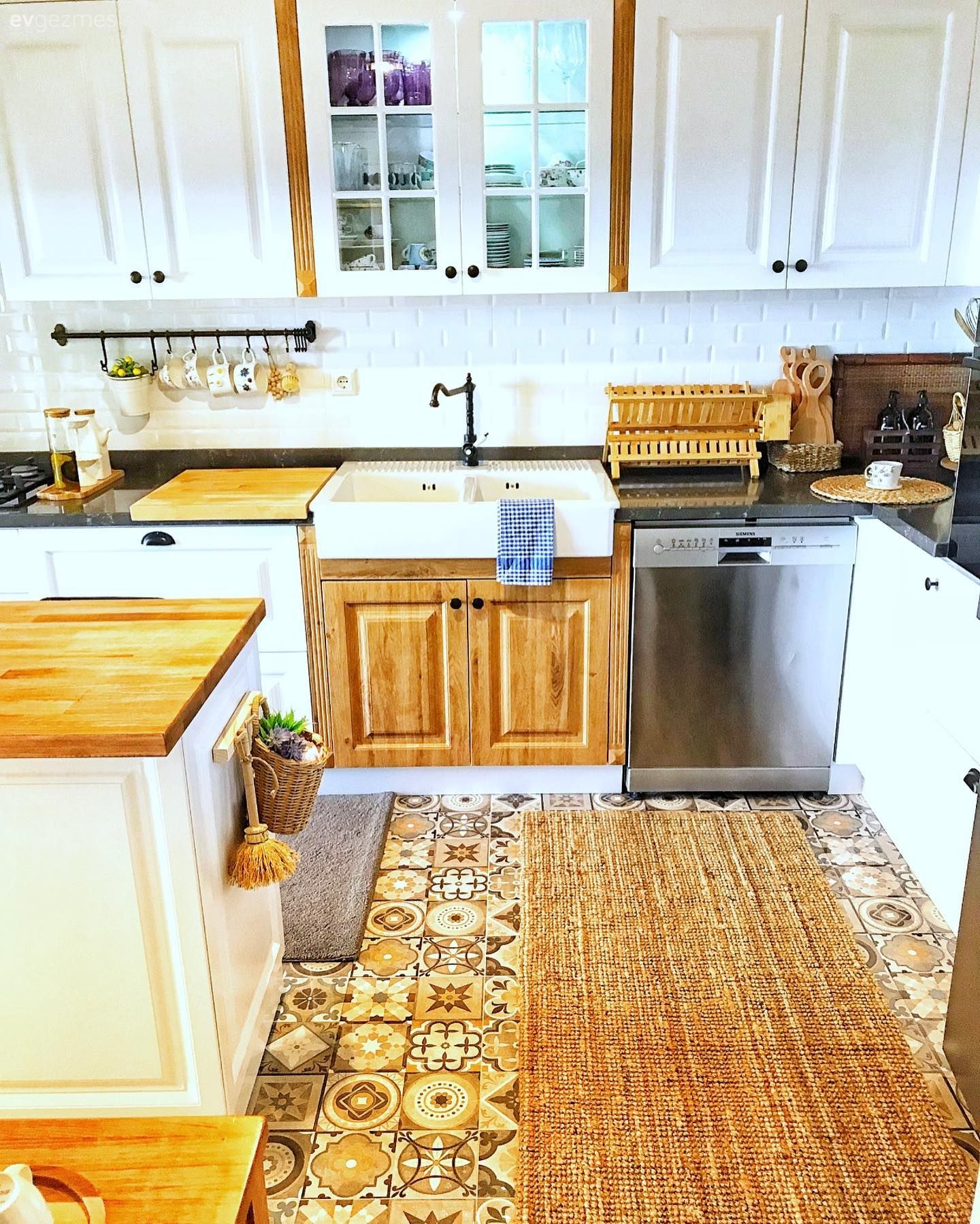 Rustik mutfak, Mutfak, Beyaz, Beyaz ve ahşap mutfak, Mutfak halısı, Ada mutfak, Mutfak tezgahı, Mutfak tezgah arası, Metro seramik, Seramik, Shaker kapaklı dolaplar, Jüt halı, Halı, Mutfak zemin seramikleri