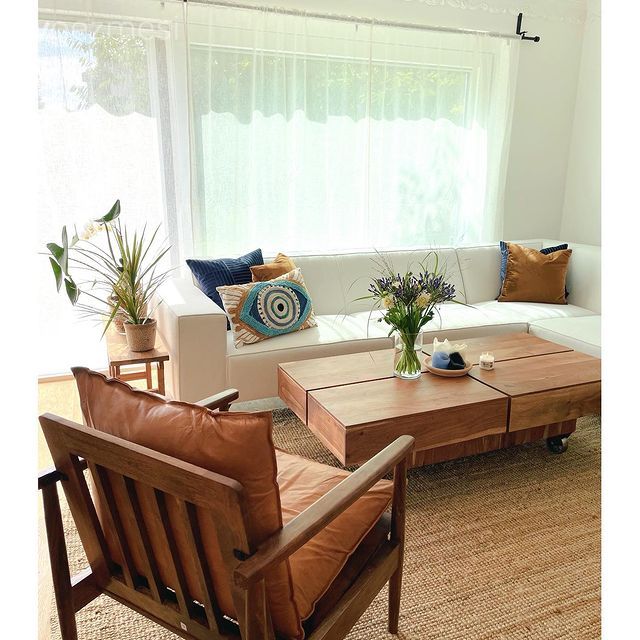 Salon, Bohem Dekorasyon, Beyaz, Kahverengi, Köşe koltuk, Koltuk takımı, İskandinav berjer, Orta sehpa, Sehpa, Ahşap Mobilya, Ev bitkisi, Saksı, Kırlent, Ev tekstili, Jüt halı, Halı