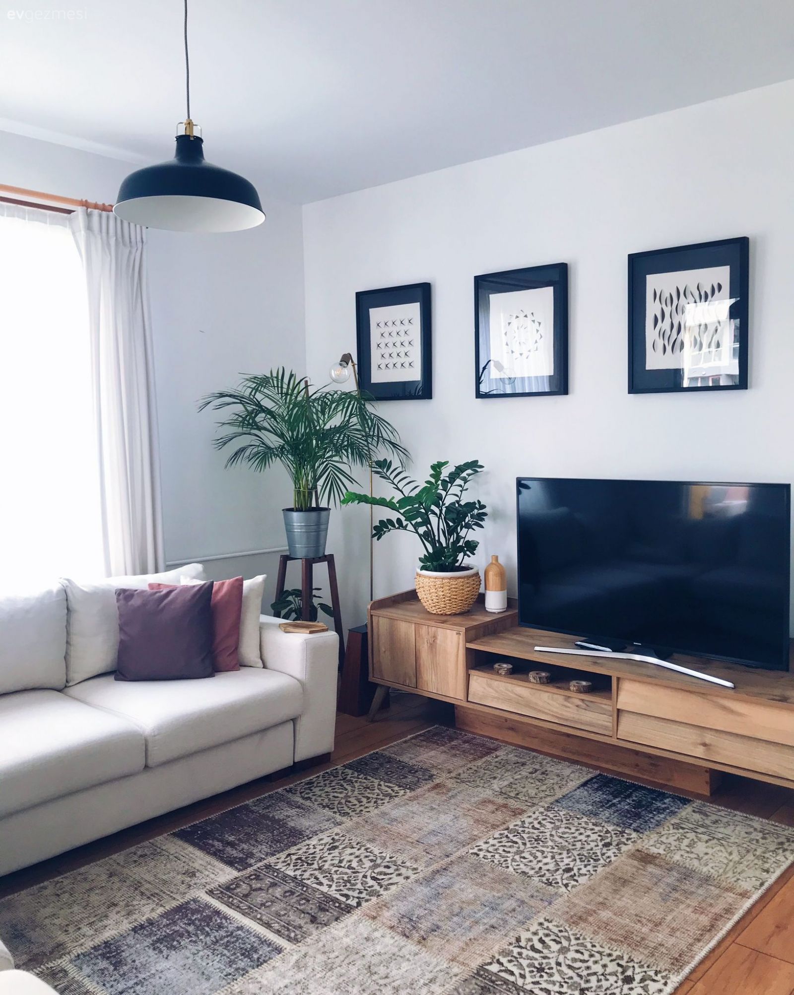 Salon, Bohem Dekorasyon, Beyaz, Siyah, Ahşap Mobilya, Bej, Krem, Köşe koltuk, Koltuk takımı, Tül perde, Perde, Salon halısı, Halı, Saksı, Ev bitkisi, Parke