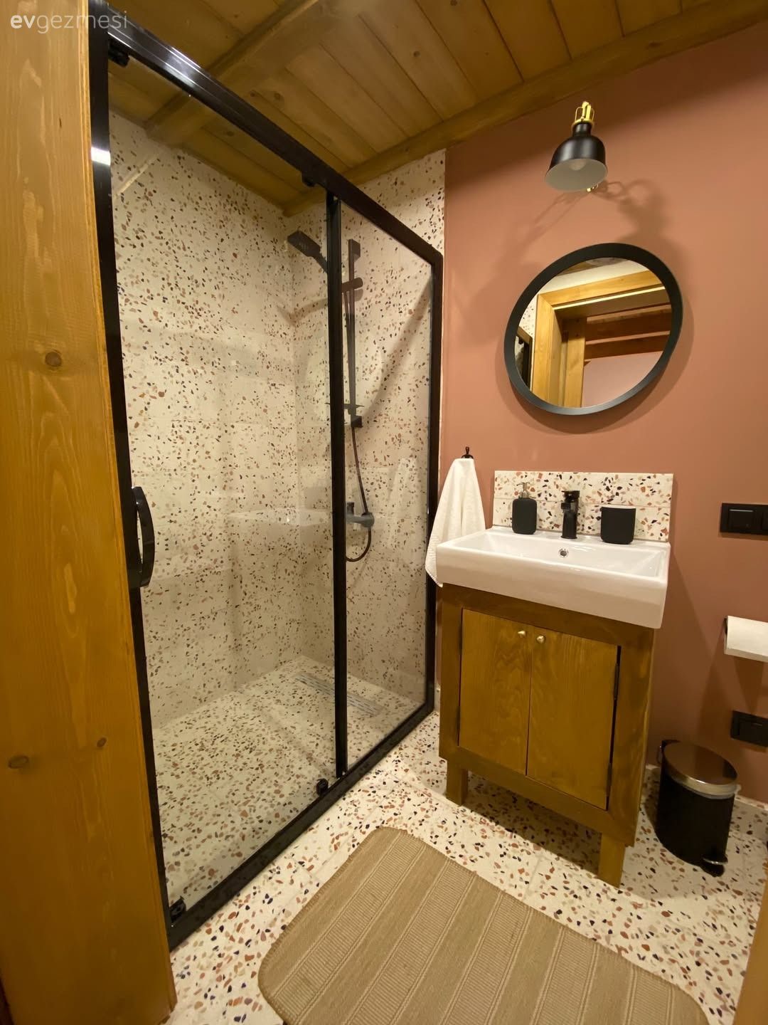 Bu Küçük Ev Masal ile Gerçeğin Kesişimi Tadında