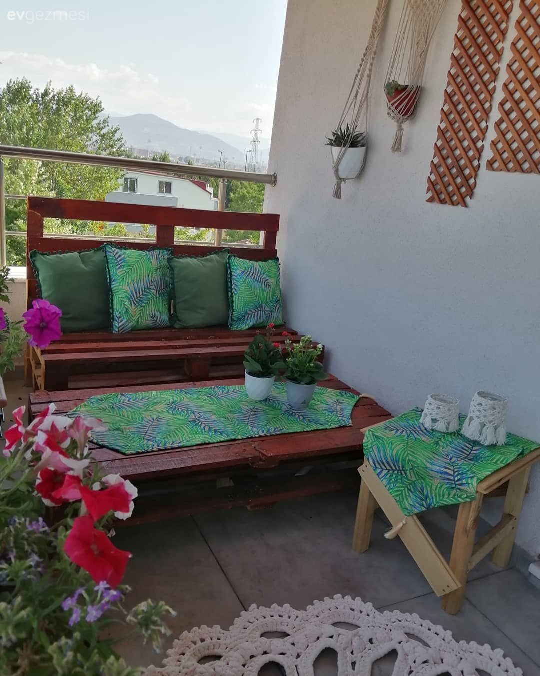 Balkon, Beyaz, Pembe, Çiçekli desen, Desenler, Balkon oturma grubu, Balkon masası, Balkon duvar dekorasyonu, Balkon çiçekleri, Yeşil