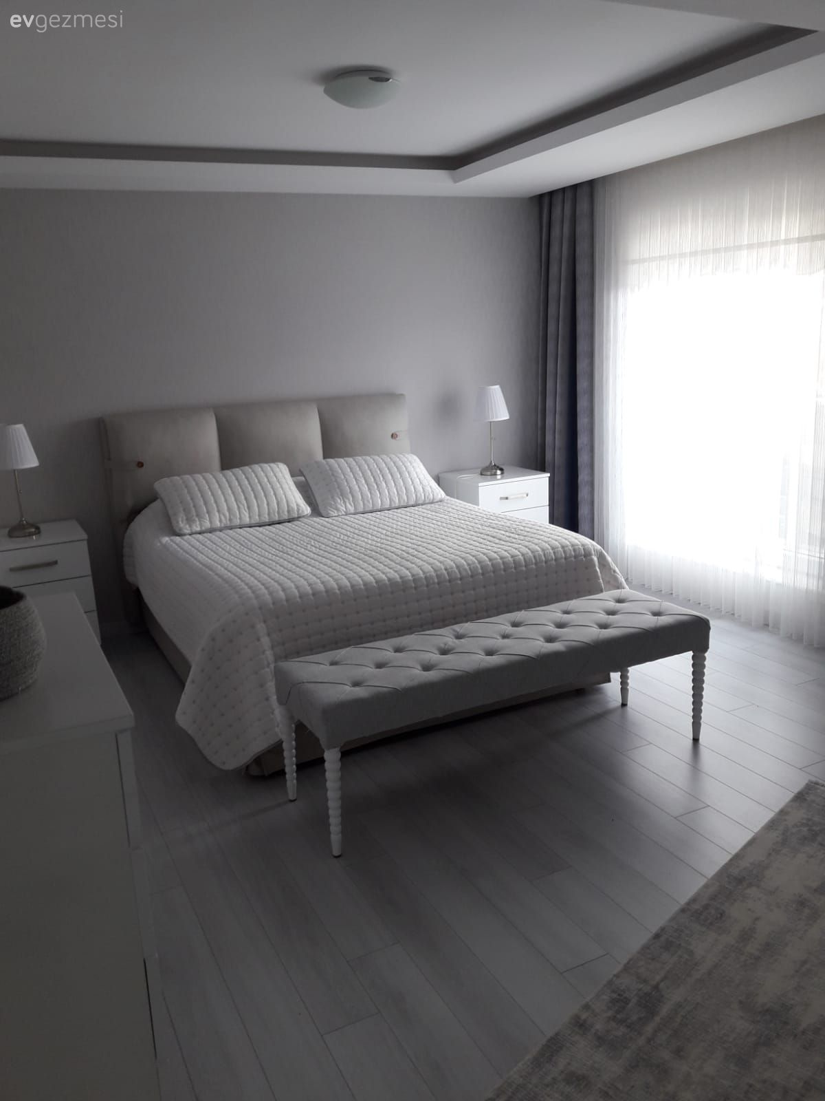 Yatak Odası, Beyaz, Yatak başlığı, Yatak örtüsü, Bank, Komodin, Tül perde, Perde, Fon perde, Abajur, Aydınlatma