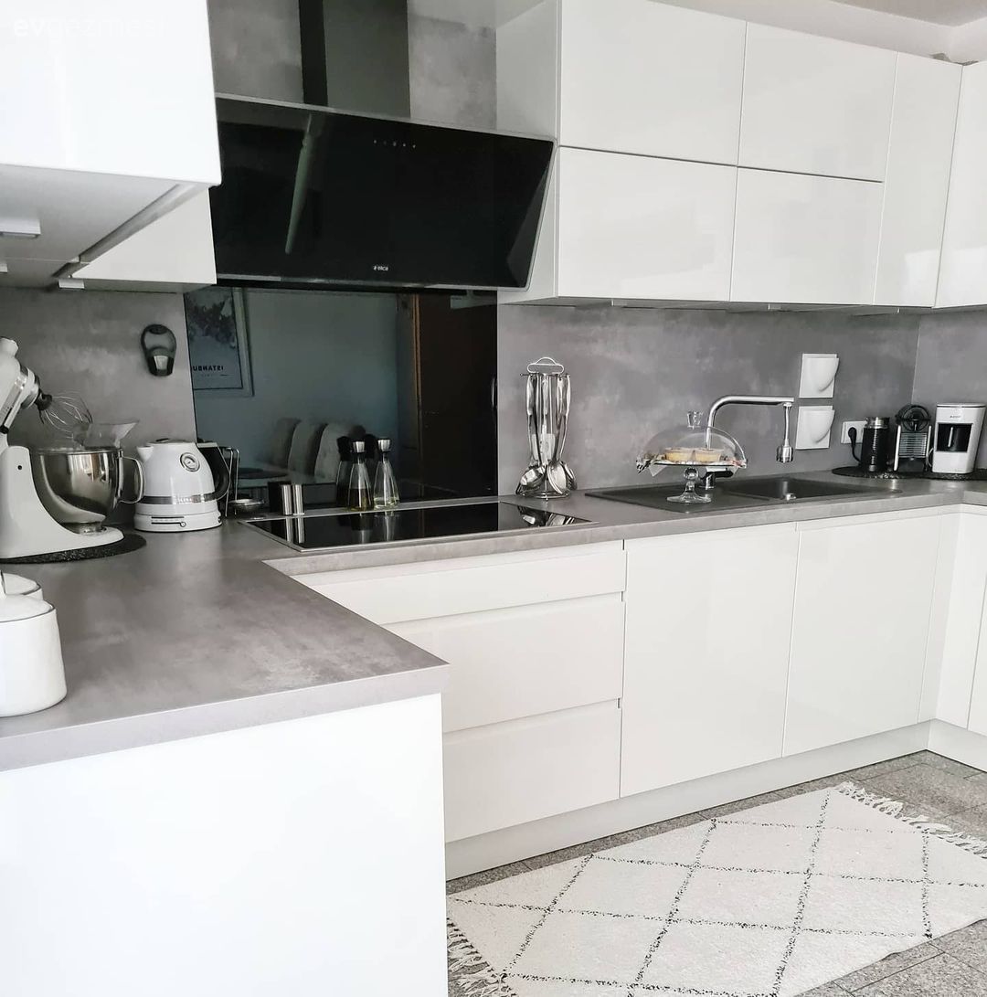 Mutfak, Beyaz, Siyah, Gri, Ankastre, Kulpsuz mutfak dolabı, Mutfak halısı, Sandalye, Mutfak masası, Mutfak tezgahı, Mutfak tezgah arası, Modern mutfak