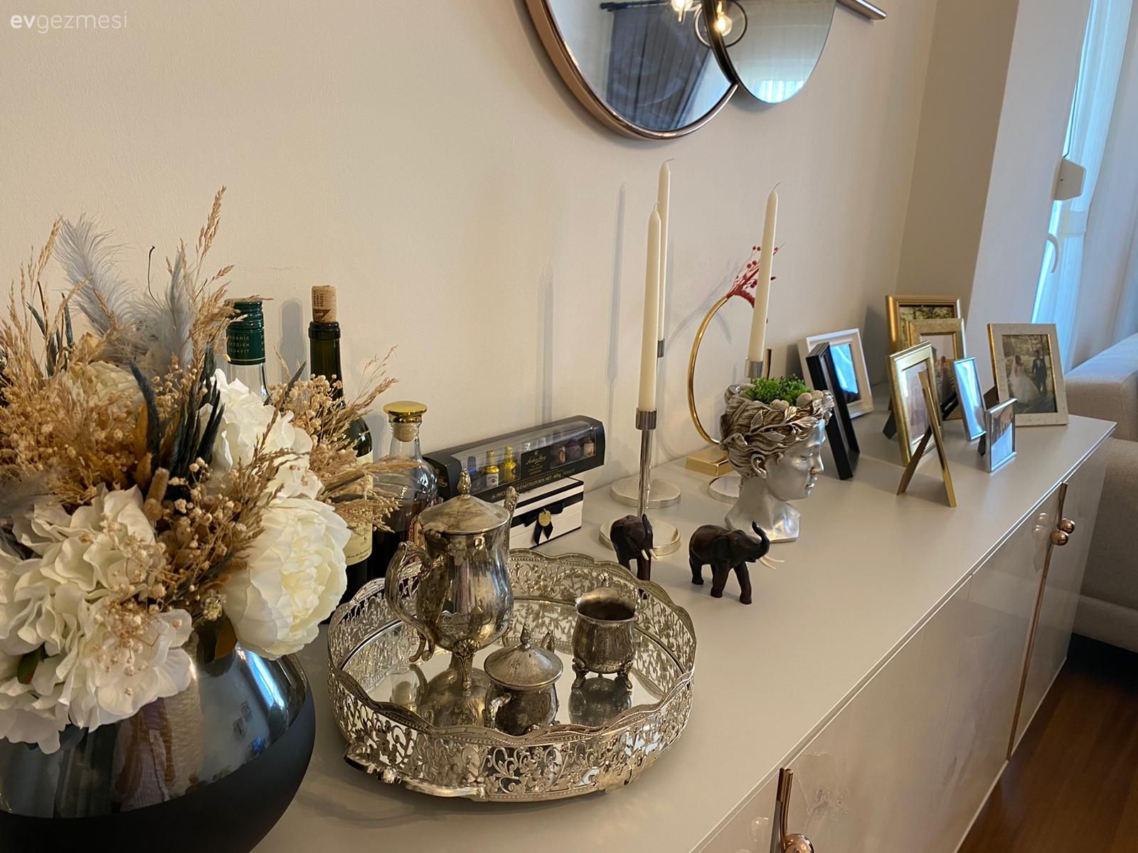 Konsol, Konsol üzeri dekoratif objeleri, Dekoratif Objeler, Ayna, Yuvarlak ayna, Dekoratif ayna, Vazo, Ev Aksesuar
