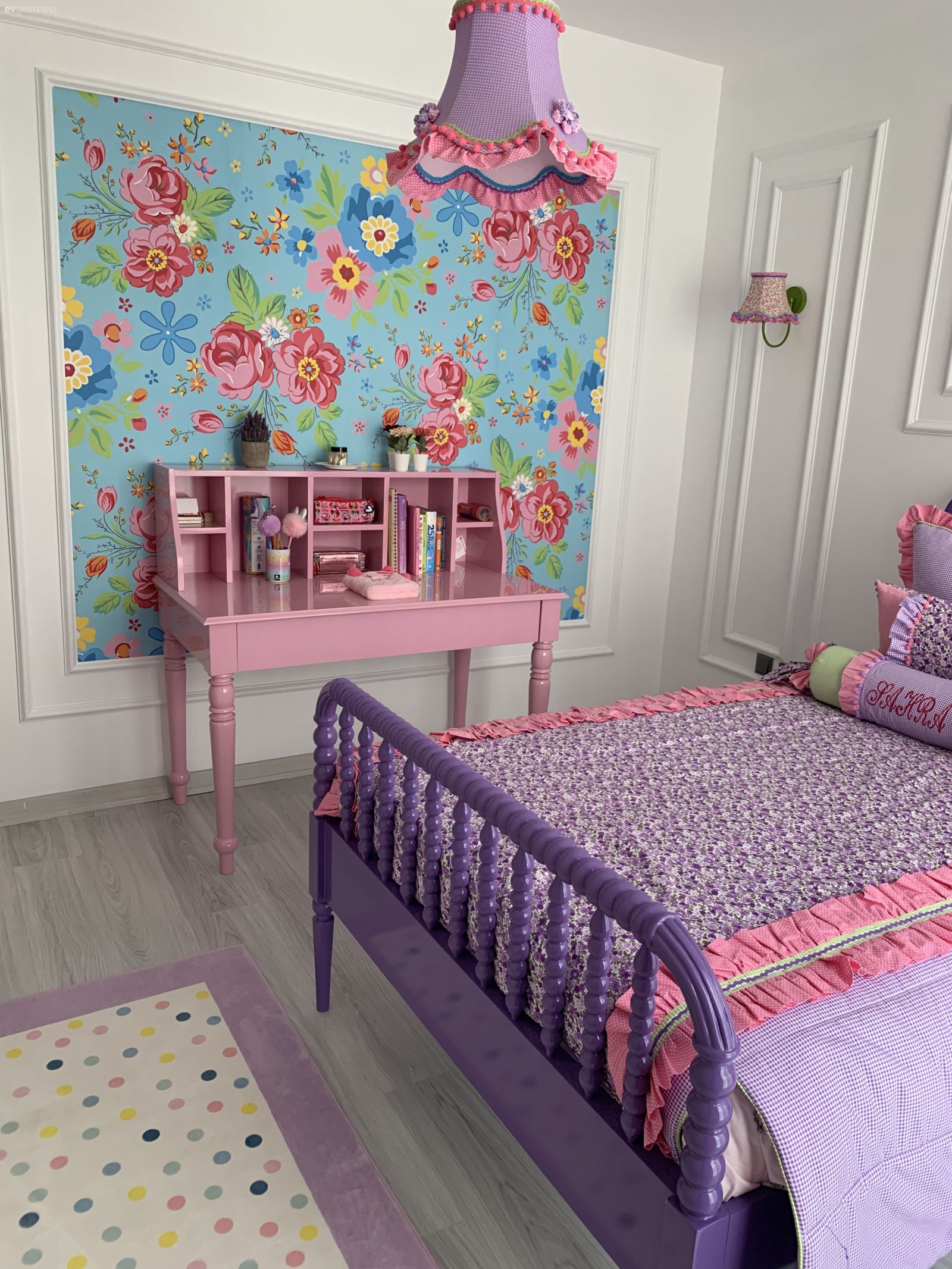 Beyaz ve Ahşap Uyumu Bu İstanbul Evinin Her Köşesinde Yankılanmış