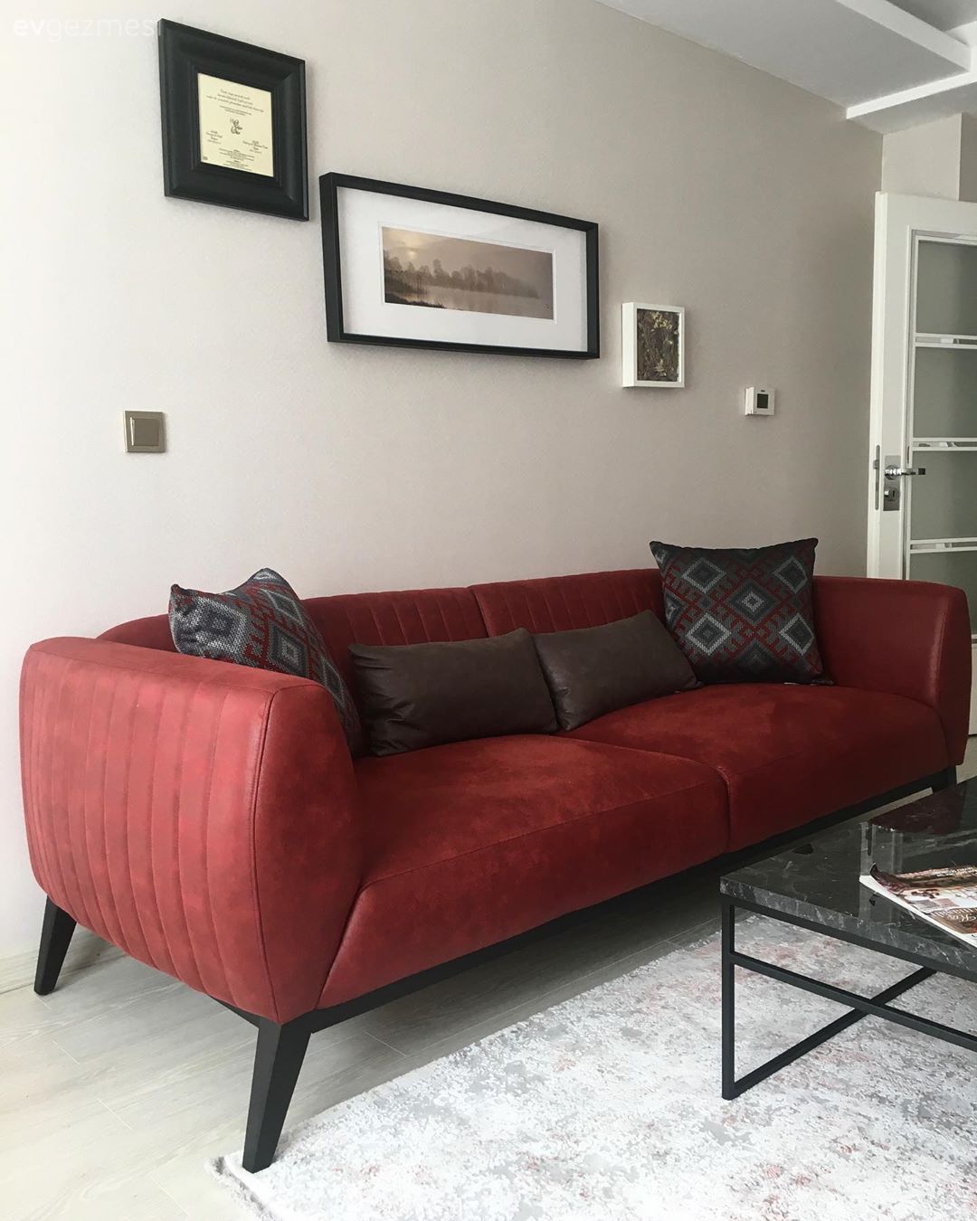 Salon, Kırmızı, Siyah, Modern rustik, Koltuk takımı, Ahşap Mobilya, Beyaz, Halı, Salon halısı, Tv ünitesi, Tv ünitesi aksesuarları, Ev Aksesuar, Tablo, Duvar dekorasyonu, Orta sehpa, Sehpa, Kırlent, Ev tekstili