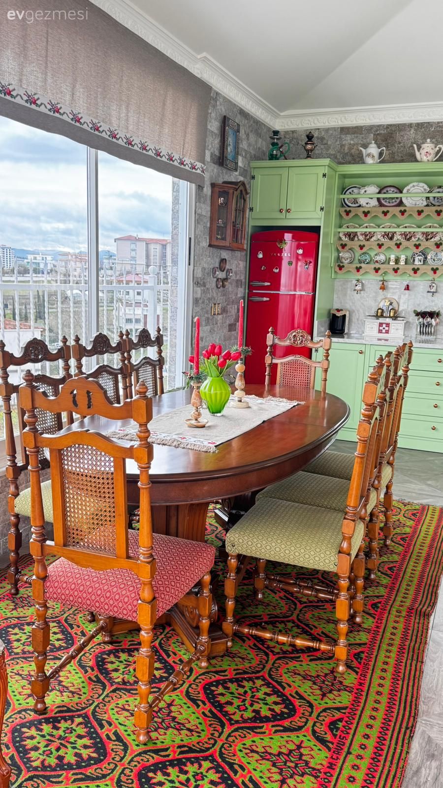 Bu Nostaljik Kış Bahçesinde Her Şey Cesurca Kullanılmış