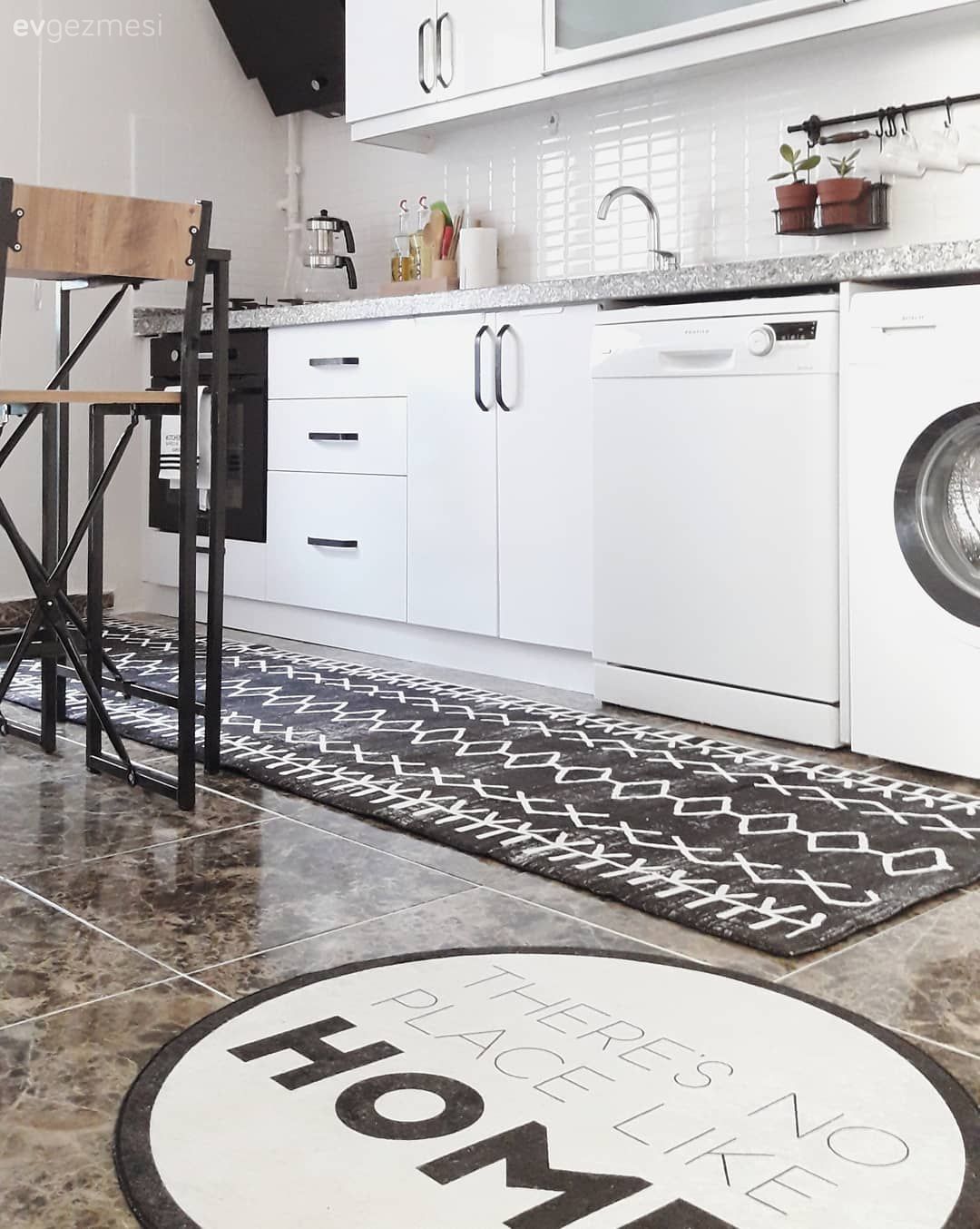Mutfak, Beyaz, İskandinav, Siyah, Kahverengi, Mutfak tezgahı, Mutfak tezgah arası, Mutfak halısı, Mutfak masası, Sandalye, Ahşap Mobilya, Davlumbaz