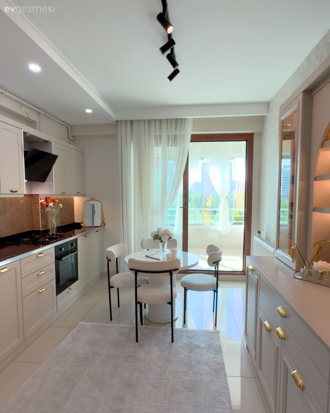 Mutfak, Modern mutfak, Gri, Bej, Vizon, Koridor tipi mutfak, Mutfak tezgahı, Mutfak tezgah arası, Ankastre, Siyah, Beyaz, Mutfak masası, Mutfak sandalyesi, Mutfak Avize Modelleri, Spot aydınlatma, Aydınlatma, Mutfak halısı, Kahve köşesi