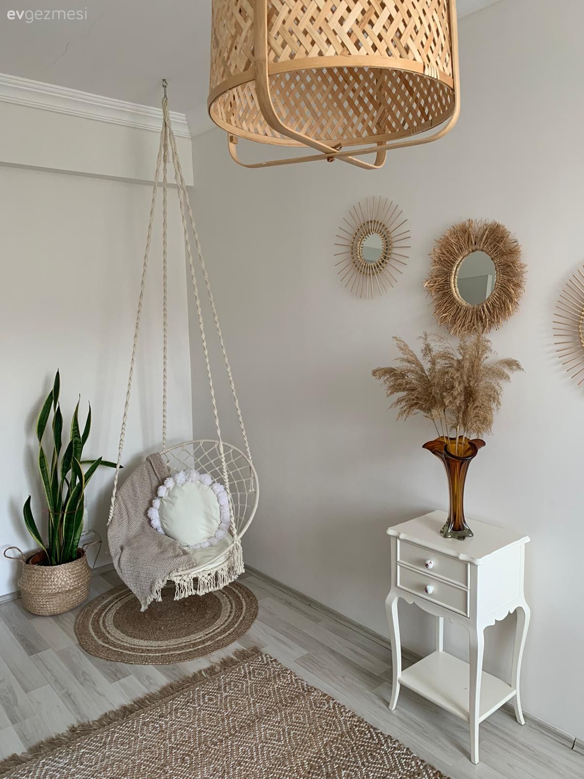 Çalışma odası, Beyaz, Krem, Bej, Sehpa, Saksı, Ev bitkisi, Tavana monte salıncak, Salıncak, Kilim, Halı, Vazo, Ev Aksesuar, Ayna, Parke