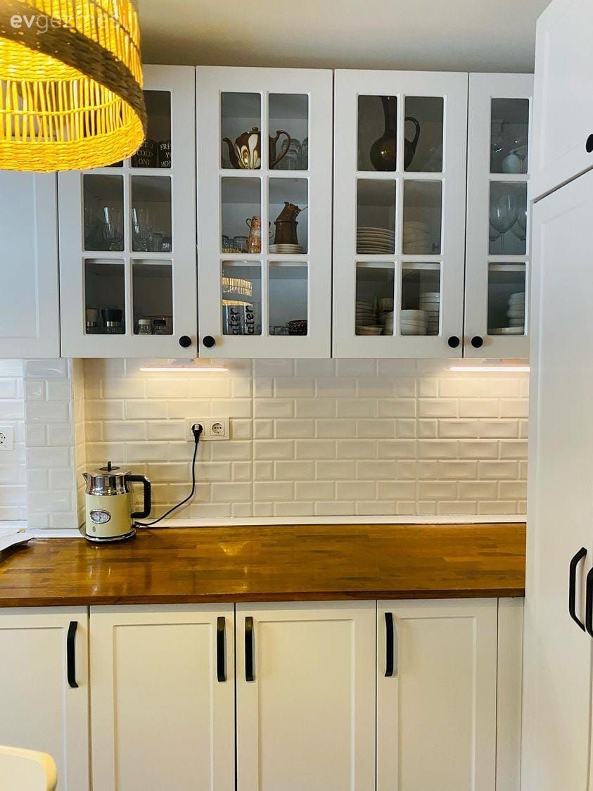 Mutfak, Beyaz ve ahşap mutfak, Beyaz, Country, Country mutfak, Ahşap mutfak tezgahı, Mutfak tezgahı, Sandalye, Hasır avize, Mutfak aksesuarları