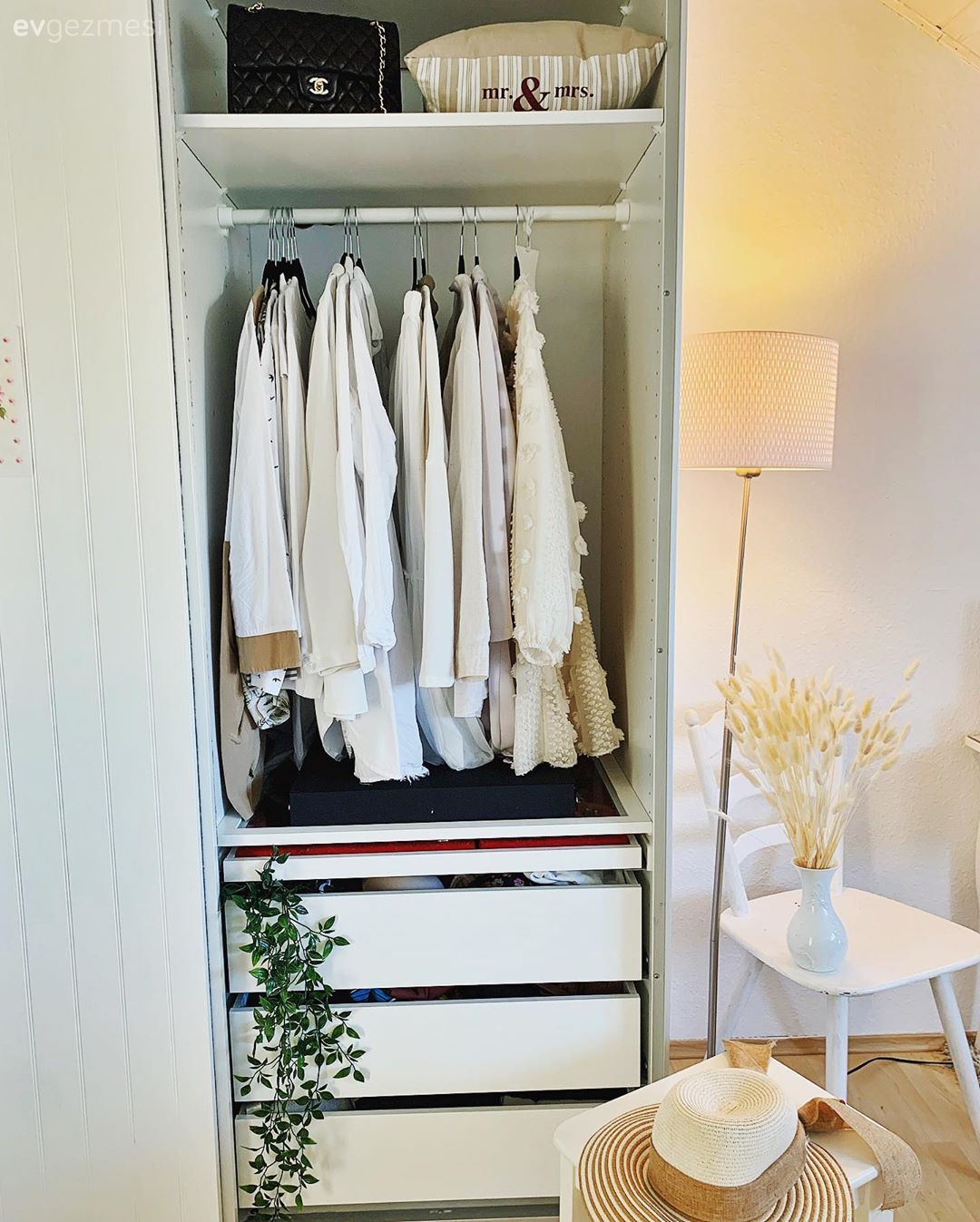 Gardrop, Yatak Odası, Beyaz, Sehpa, Lambader, Aydınlatma, Ev bitkisi