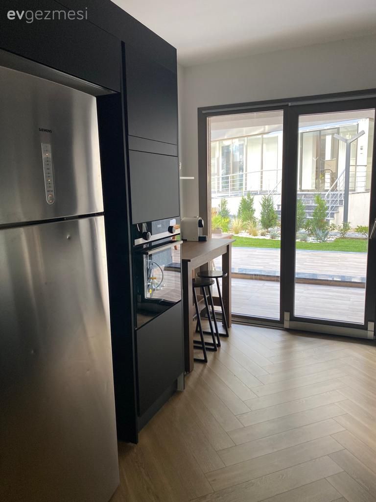 Bu Dubleks Evde Alan Geniş Olsa da Gereksiz Eşya İçin Yer Yok