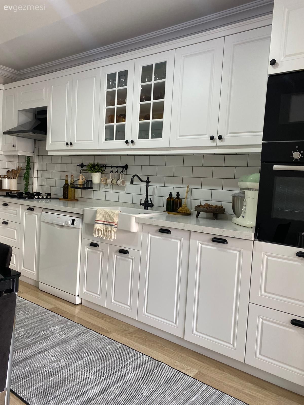 Mutfak, Beyaz, Country, Country mutfak, Shaker kapaklı dolaplar, Mutfak tezgahı, Mutfak tezgah arası, Tezgah arası seramik, Ankastre, Davlumbaz, Eviye , Mutfak halısı, Dekoratif Objeler, Mutfak aksesuarları