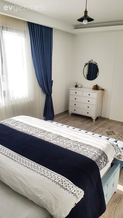 Yatak Odası, Beyaz, Mavi, Yatak örtüsü, Fon perde, Perde, Tül perde, Avize, Aydınlatma, Şifonyer, Dekoratif ayna, Ayna