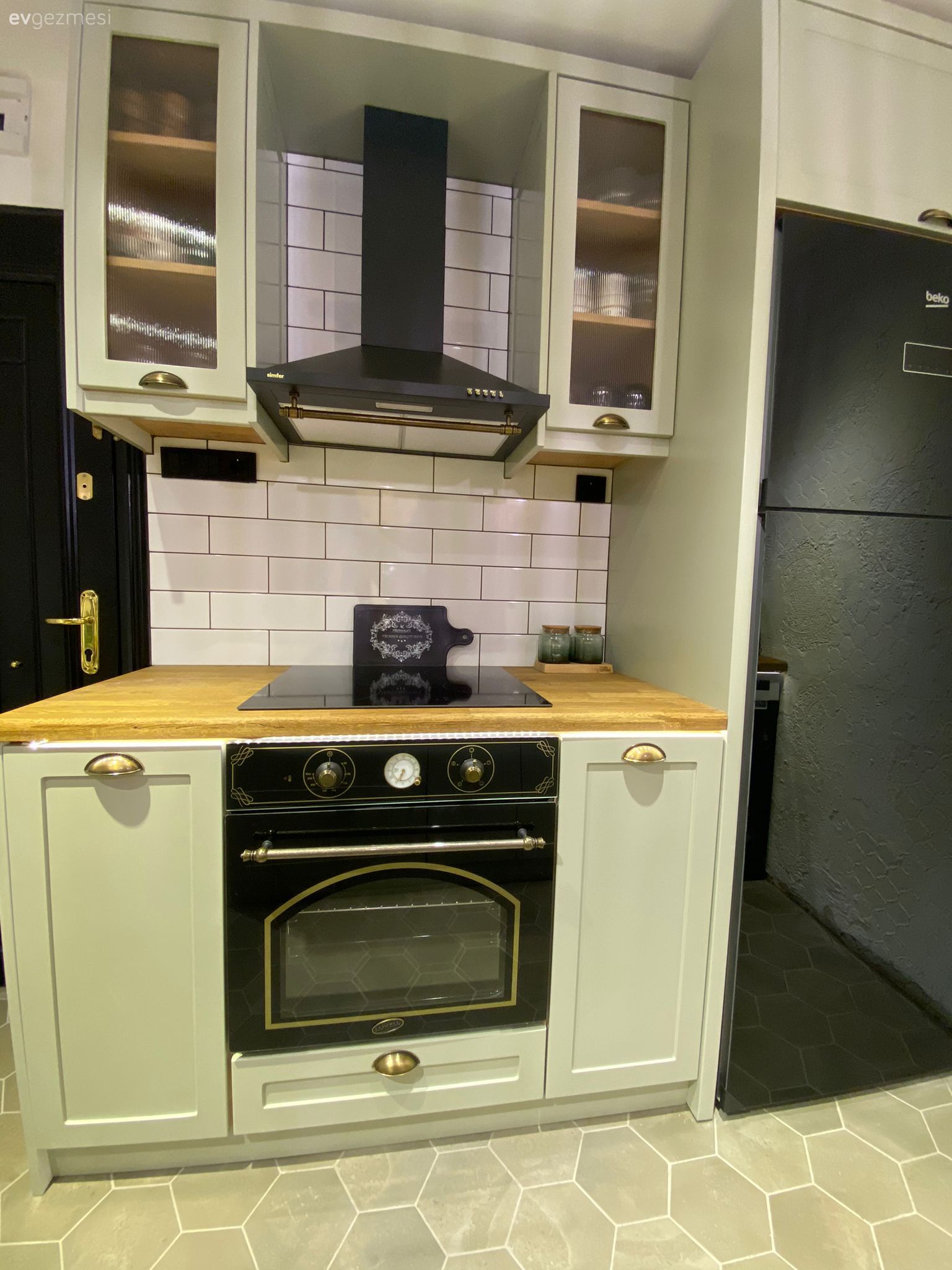 Mutfak, Rustik mutfak, Mint yeşil, Siyah, Beyaz, Ahşap mutfak tezgahı, Mutfak tezgahı, Mutfak tezgah arası, Tezgah arası seramik, Ankastre, Davlumbaz, Zemin seramikleri