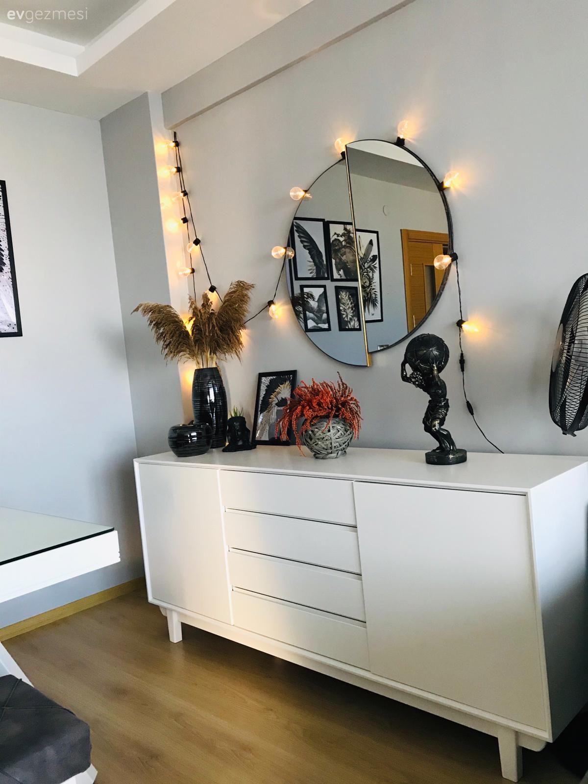 Beyaz, Siyah, Konsol, Konsol üzeri dekoratif objeleri, Dekoratif Objeler, Vazo, Ev Aksesuar, Yuvarlak ayna, Dekoratif ayna, Led aydınlatma, Aydınlatma, Parke